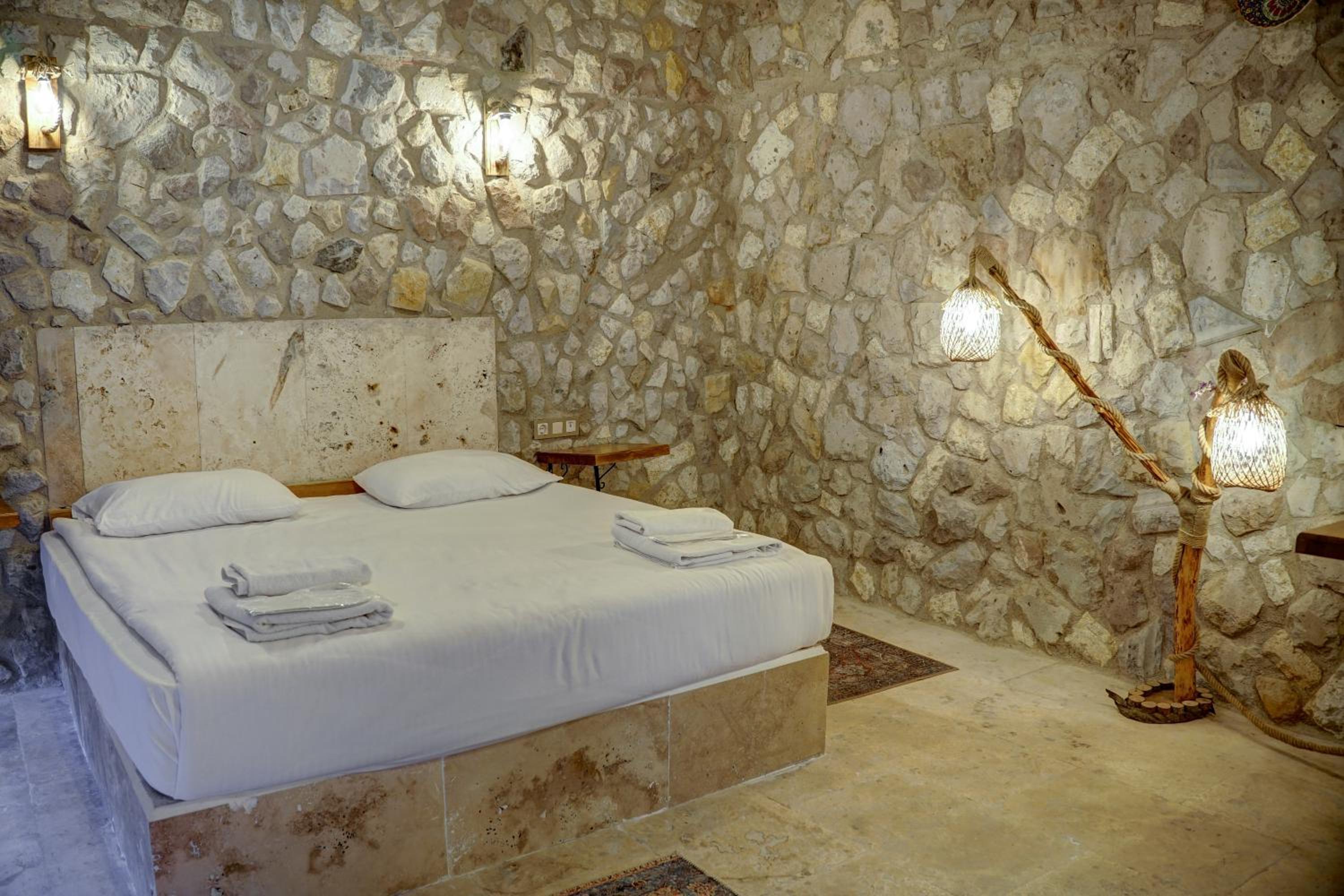 Queen Room with Garden View - Photo 8