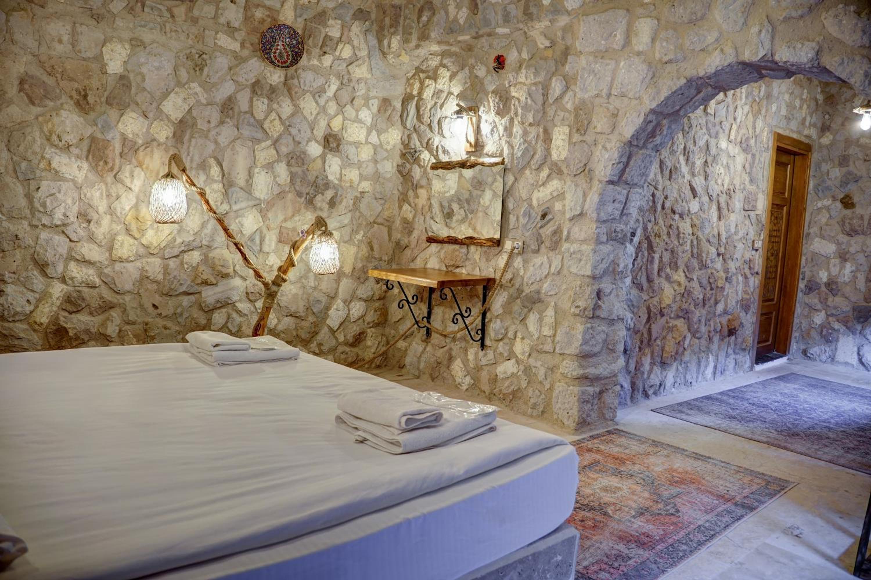 Queen Room with Garden View - Photo 10