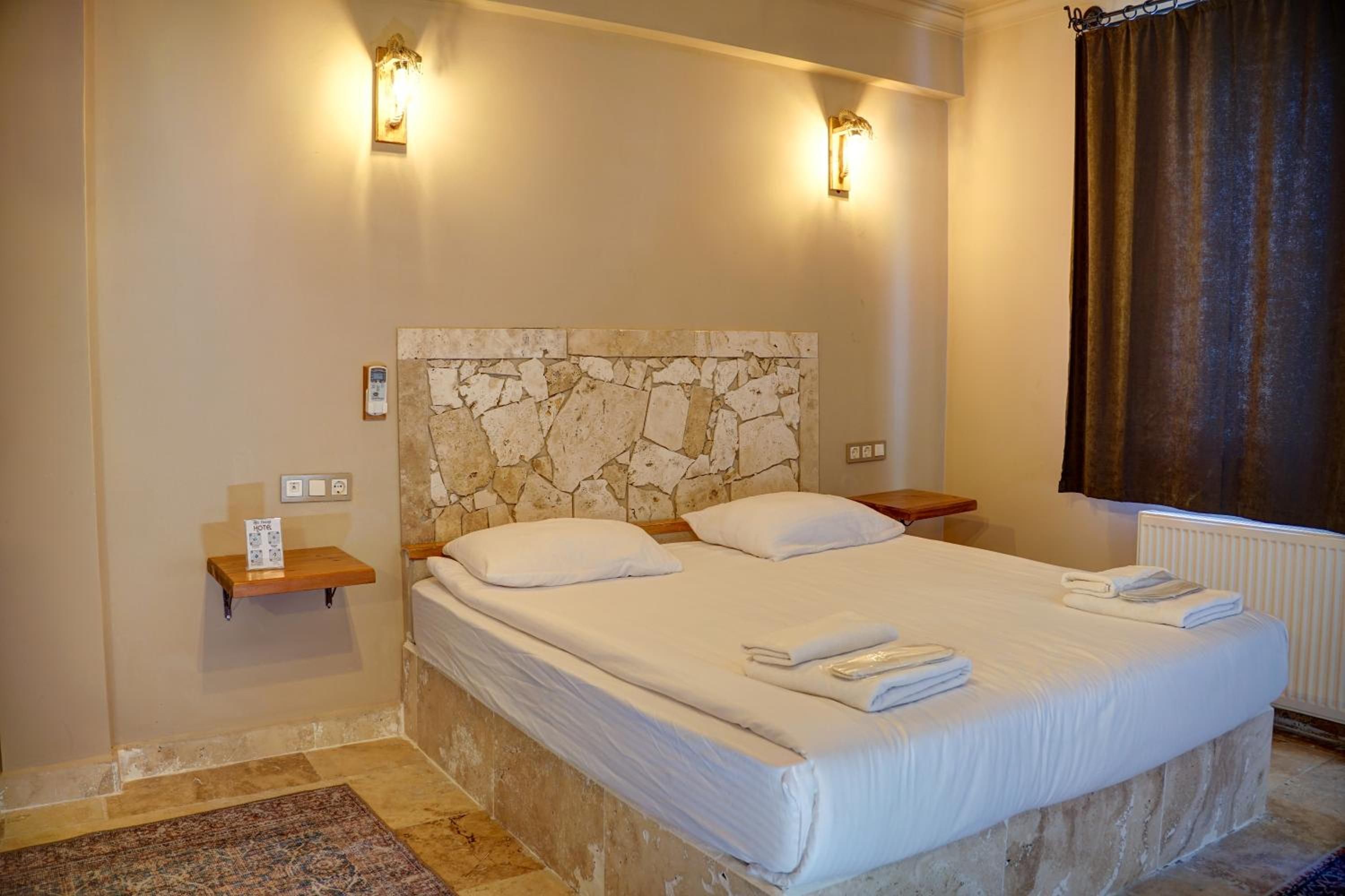 Deluxe Double Room with Balcony - Photo 11