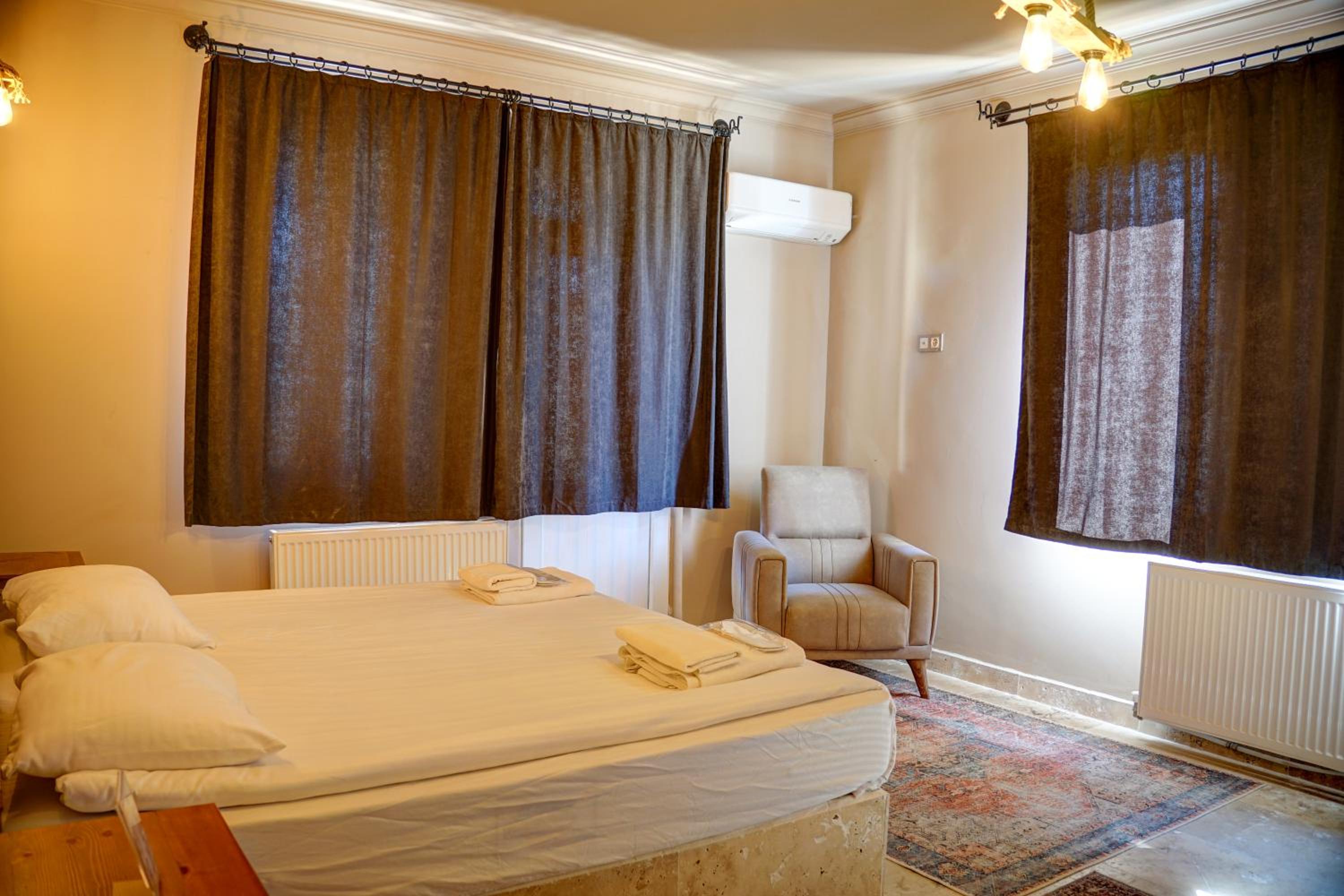 Deluxe Double Room with Balcony - Photo 1