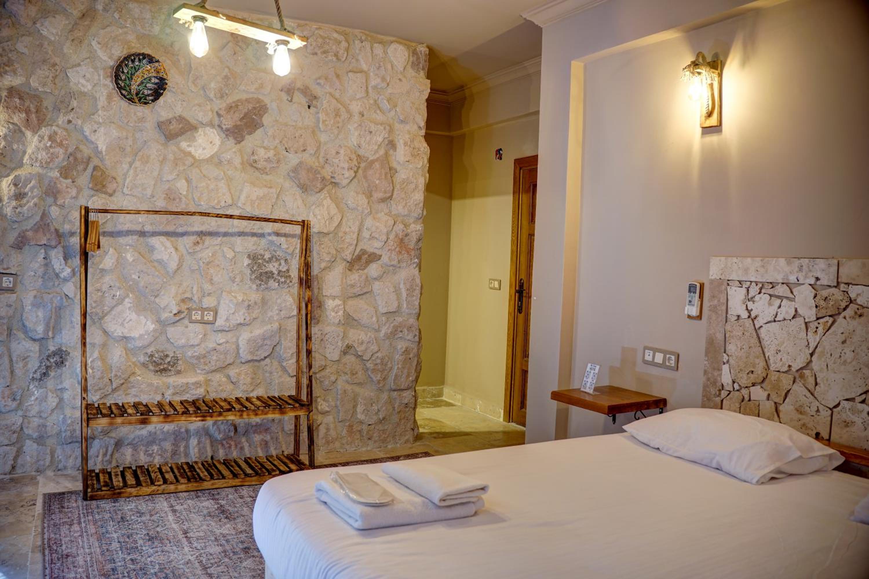 Deluxe Double Room with Balcony - Photo 10
