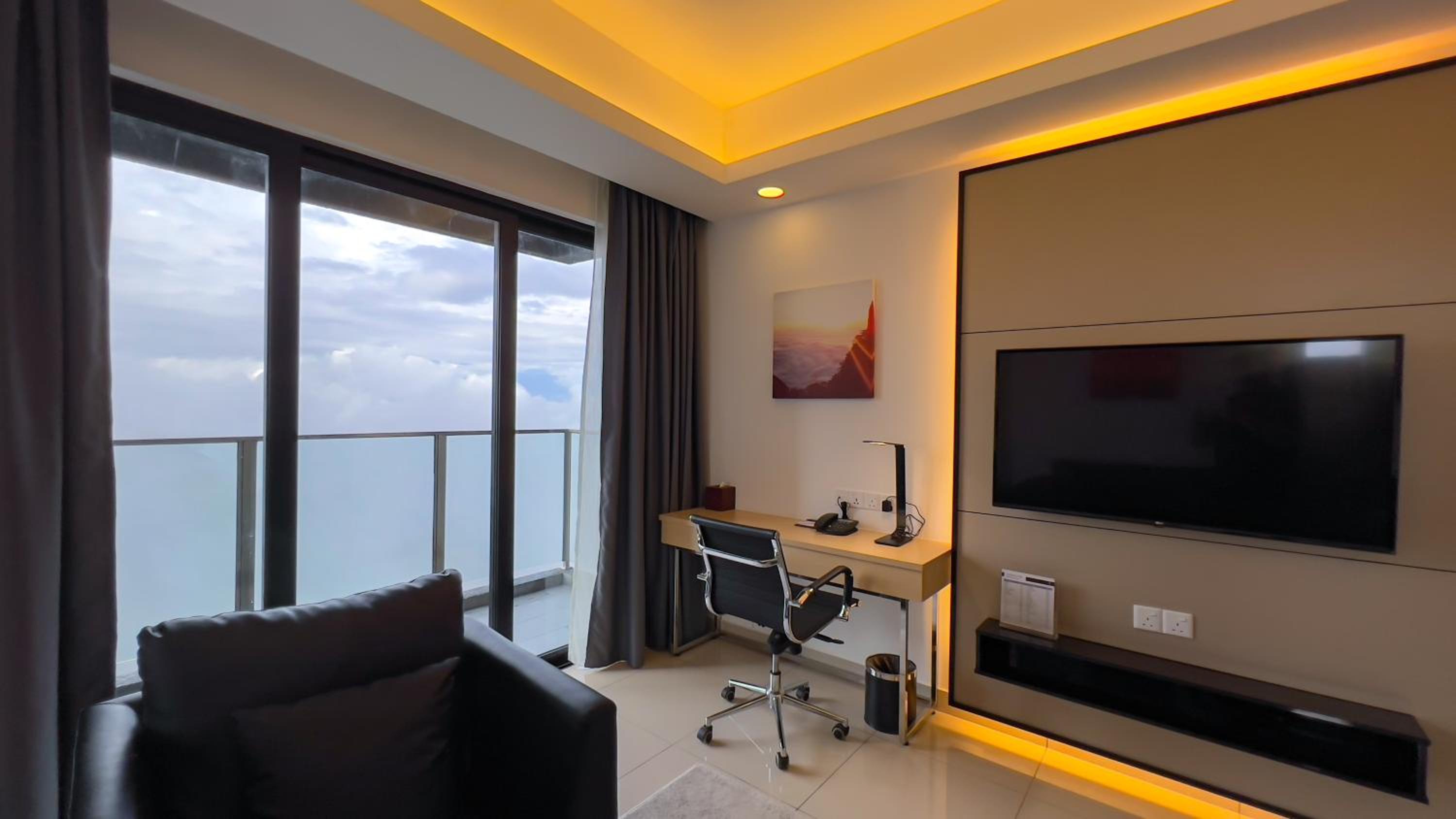 One-Bedroom Suite - Photo 9