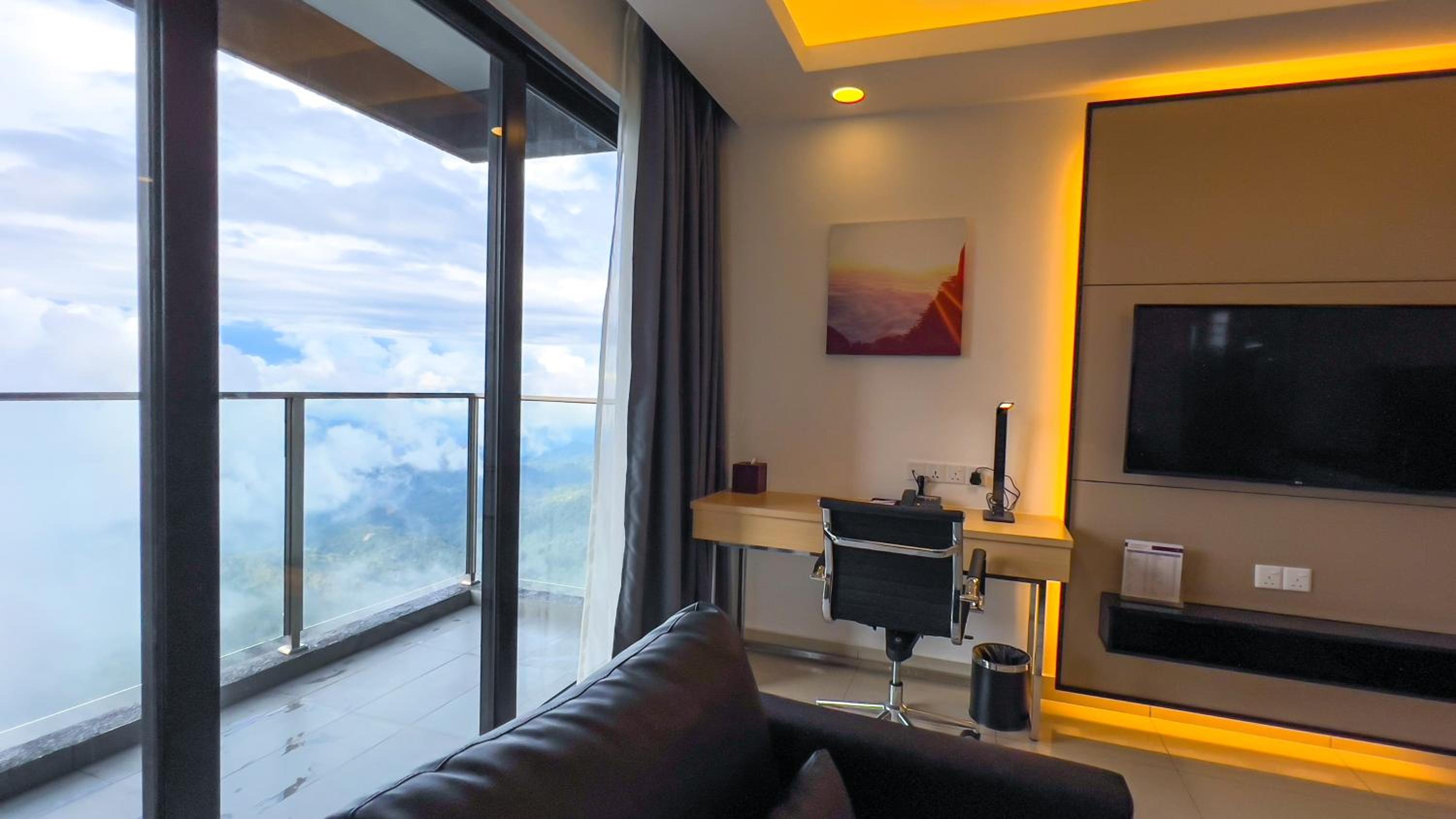 One-Bedroom Suite - Photo 12