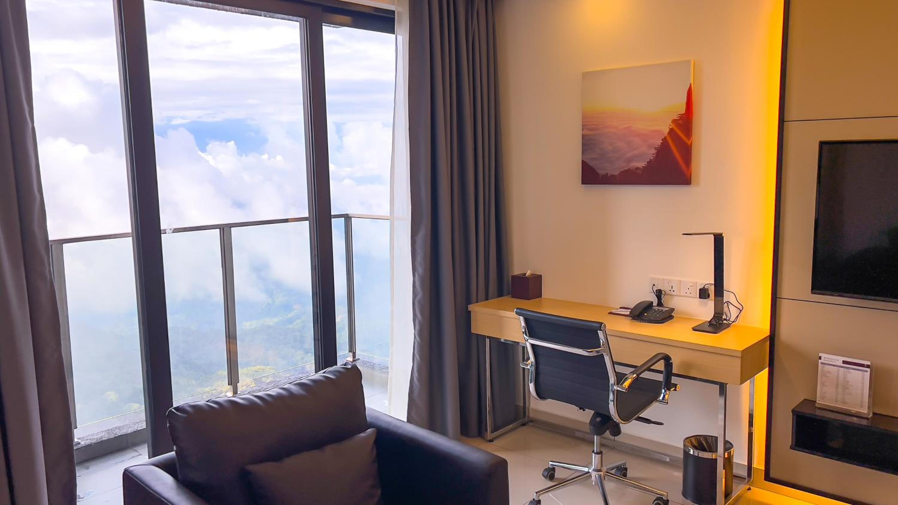 One-Bedroom Suite - Photo 8