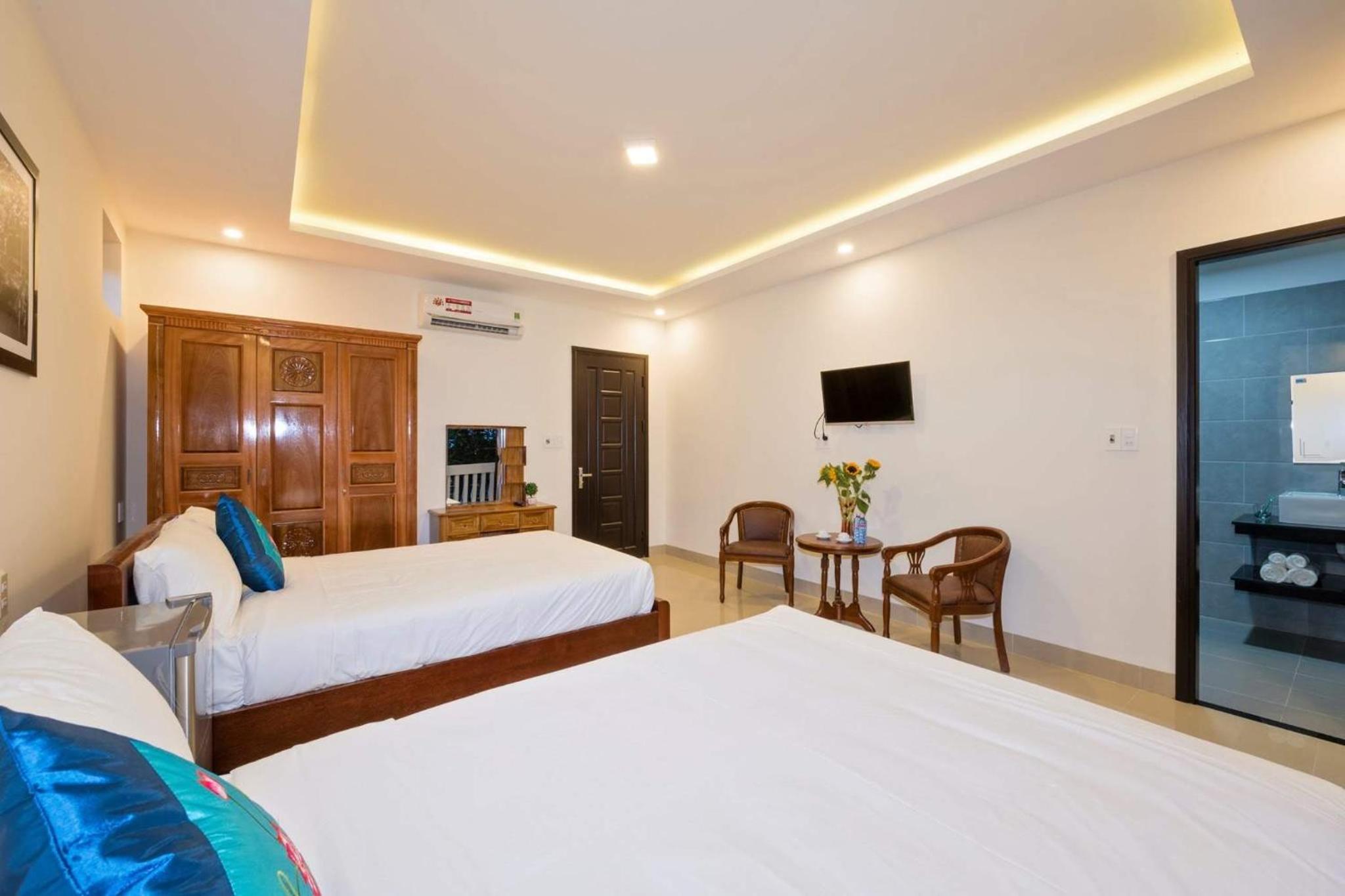 Superior Queen Room with Two Queen Beds - Photo 20