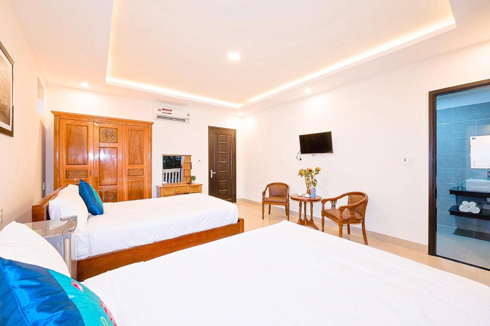Superior Queen Room with Two Queen Beds - Photo 3