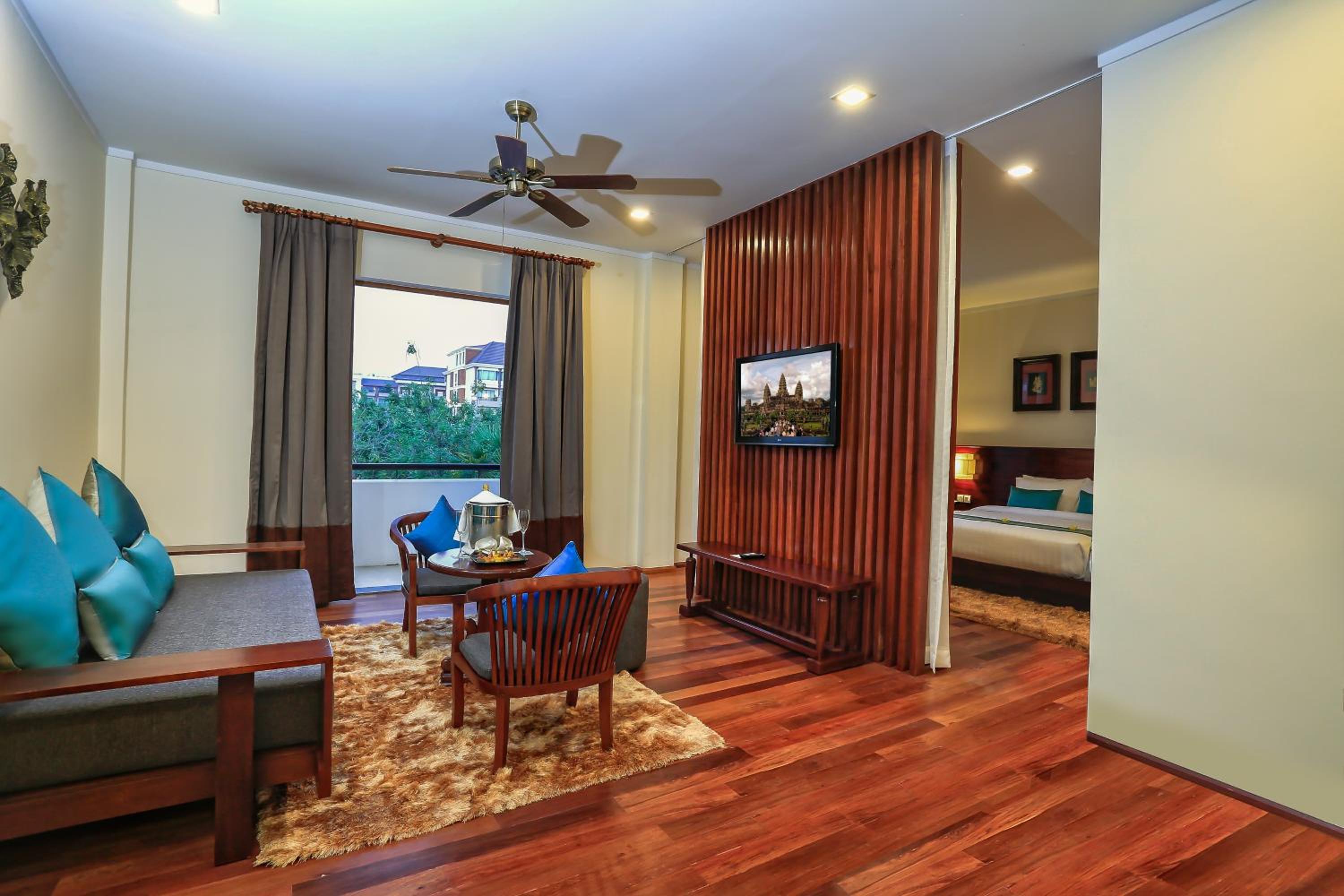 King Suite - Photo 2