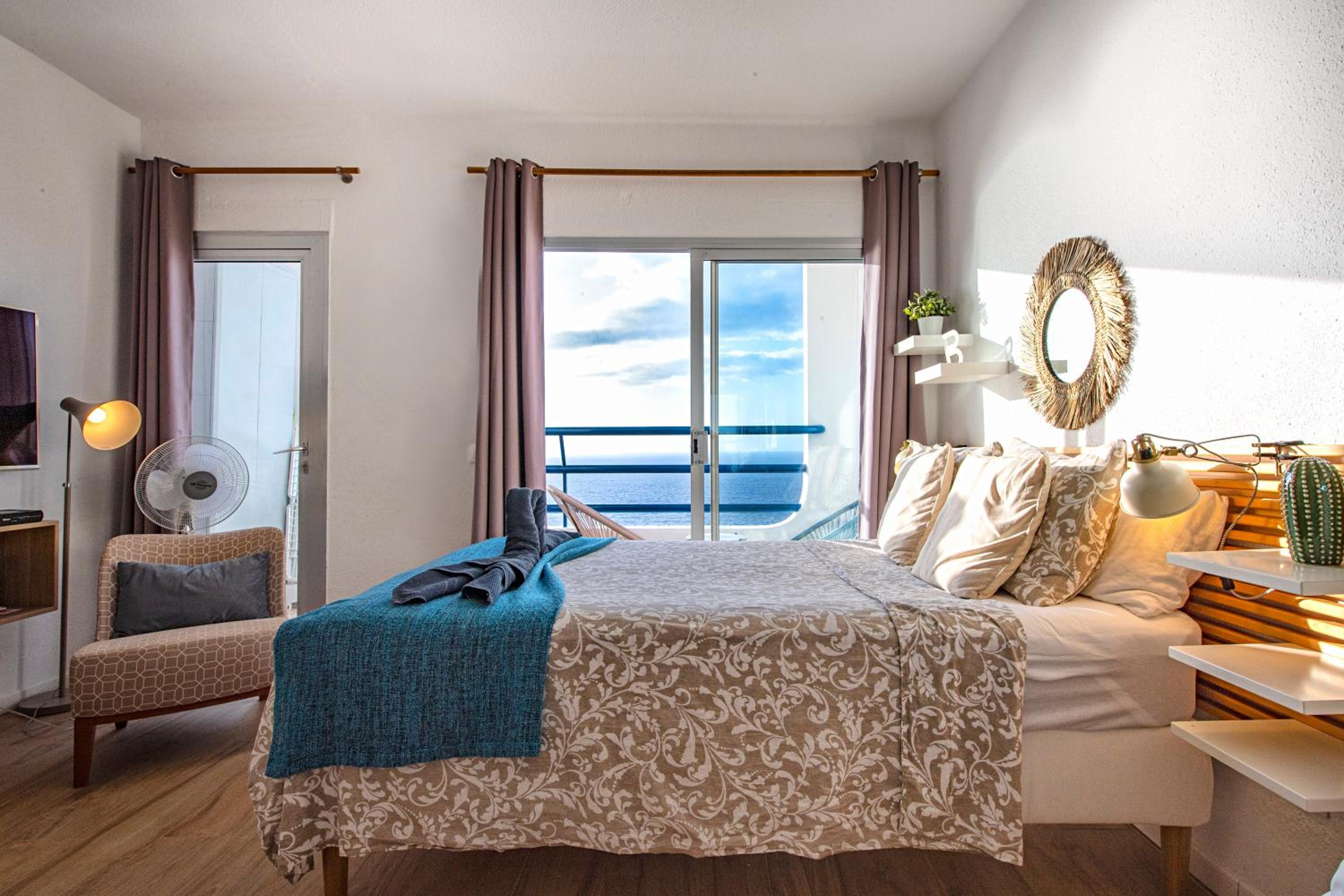 Estudio con vista al mar