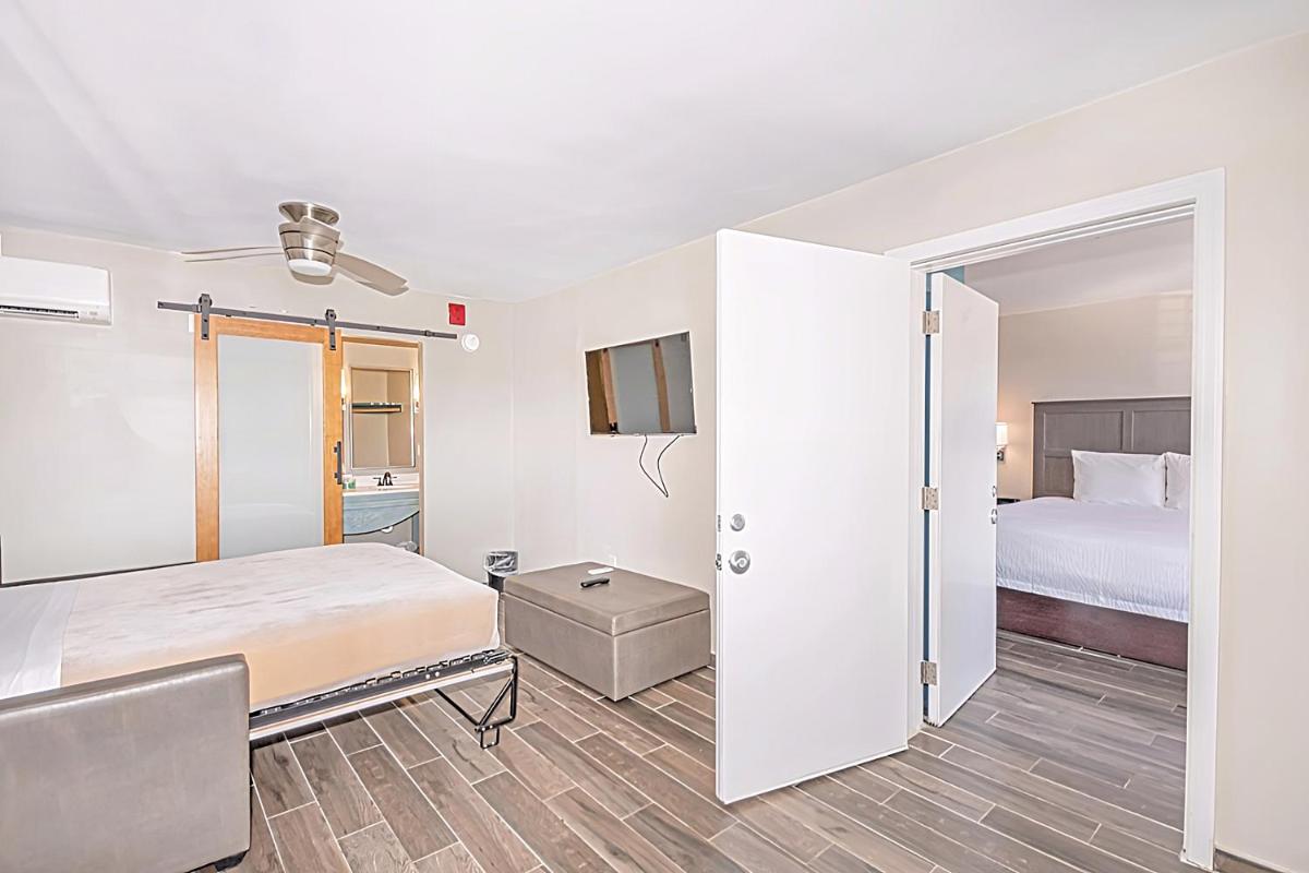 Deluxe King Suite photo 3