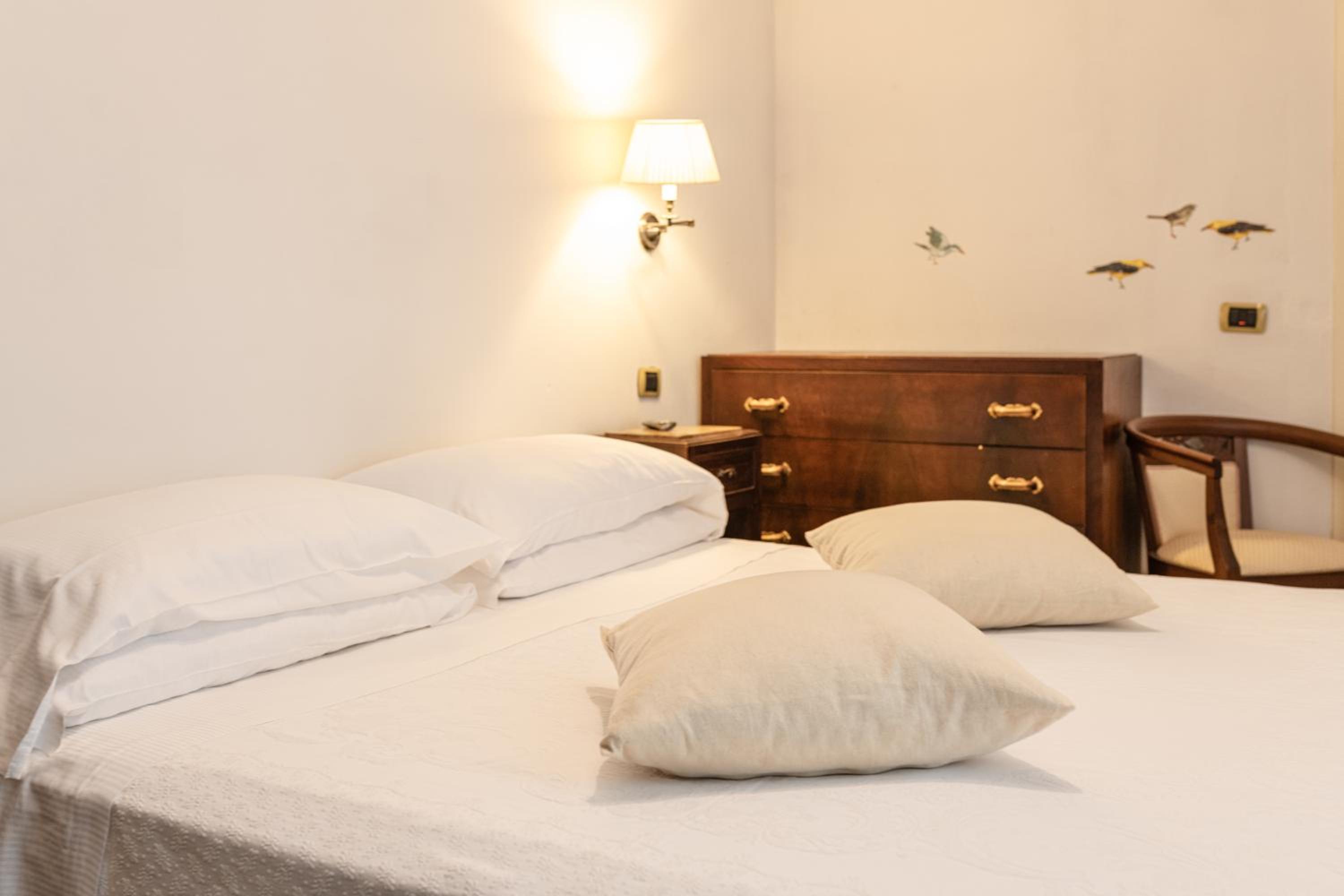Large Double Room - Photo 2