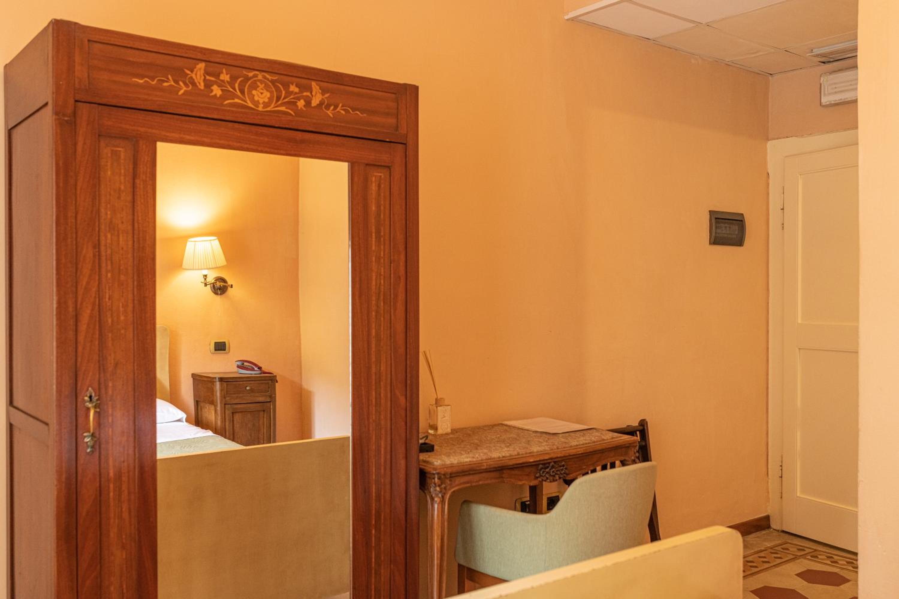 Standard King Room - Photo 4