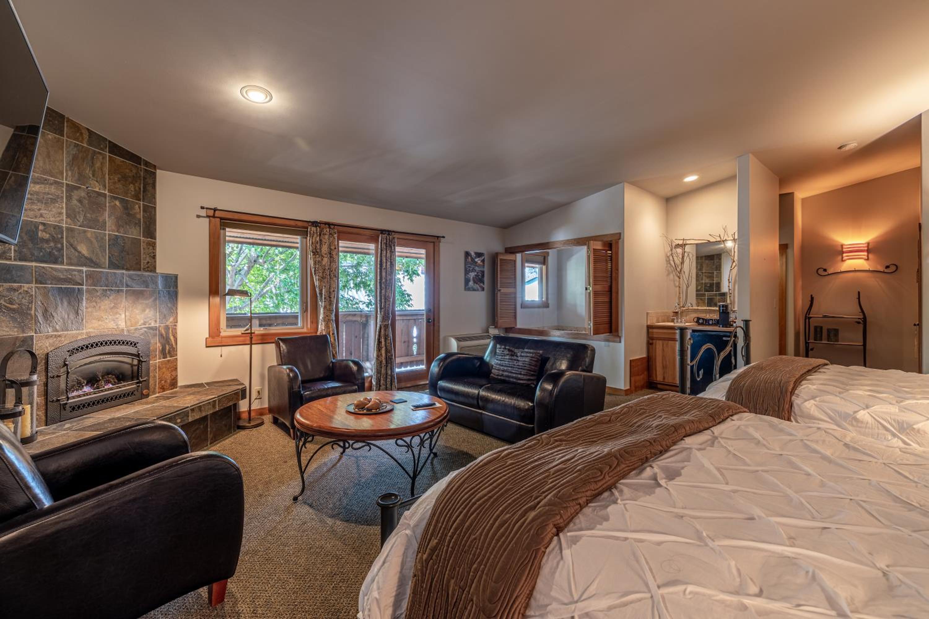 Deluxe Queen Suite