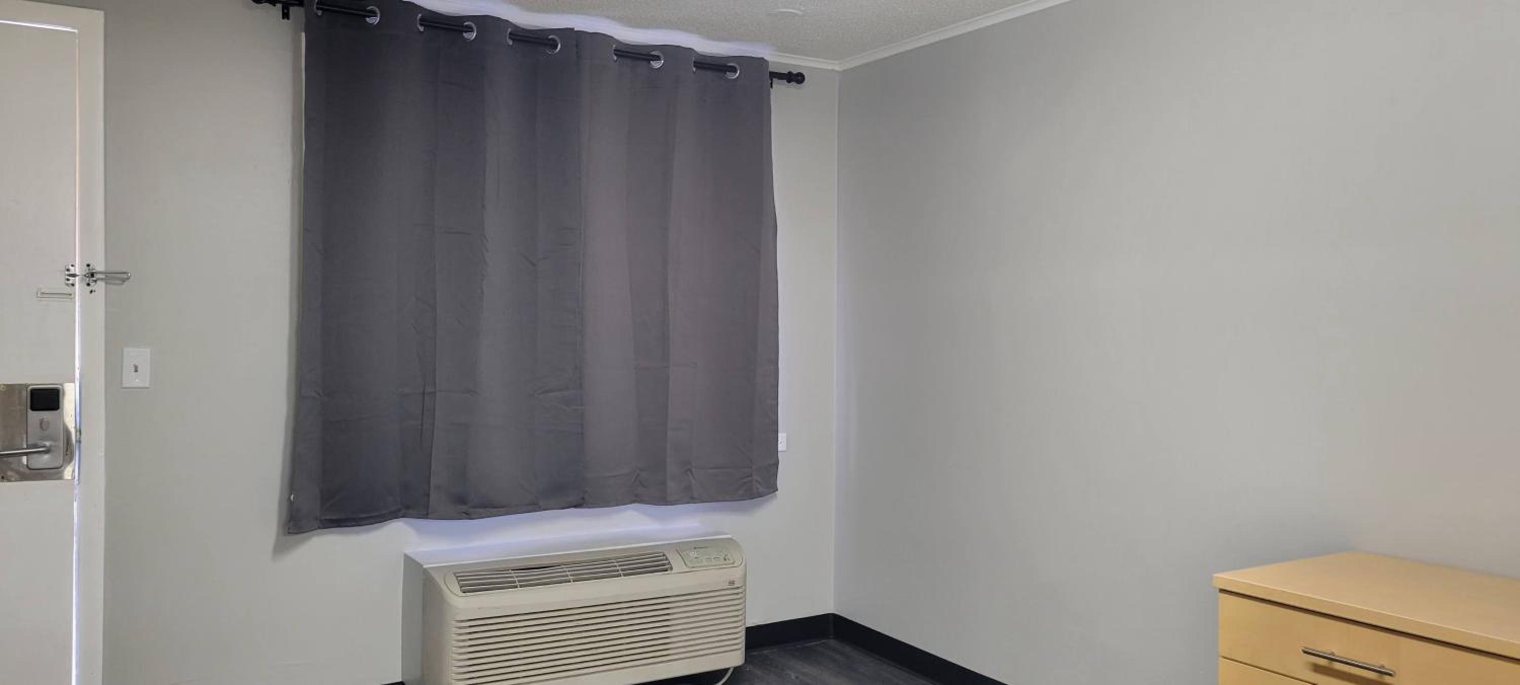 Deluxe Double Room (2 Adults + 1 Child) - Photo 4