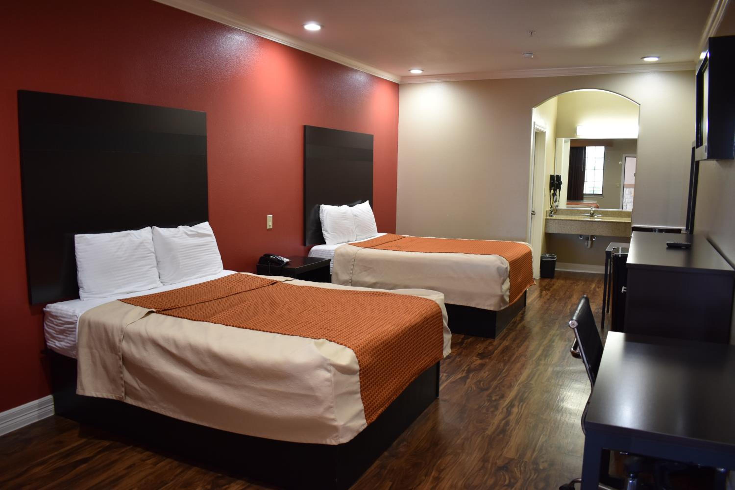 Queen Room with Two Queen Beds photo 1