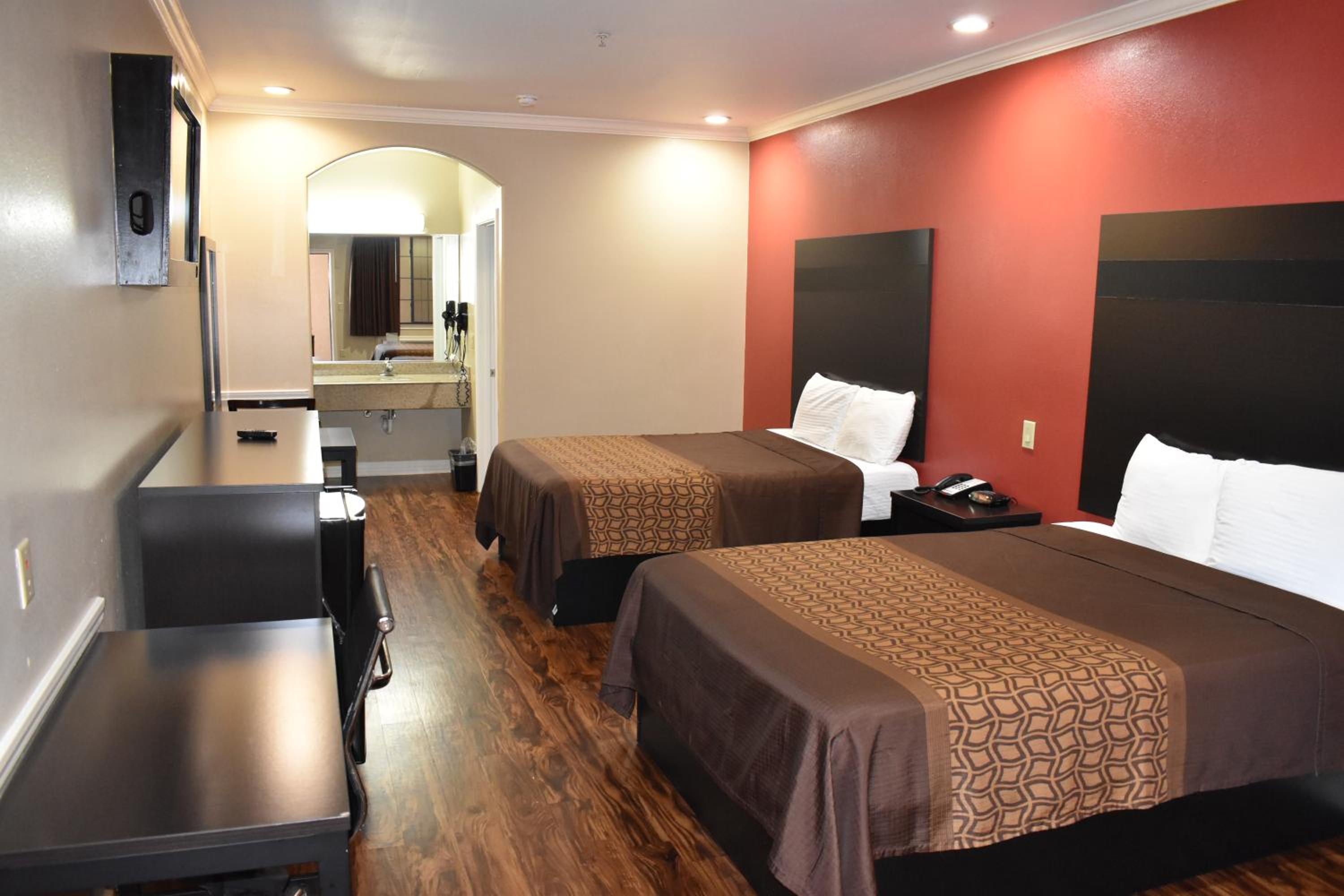 Queen Room with Two Queen Beds photo 3