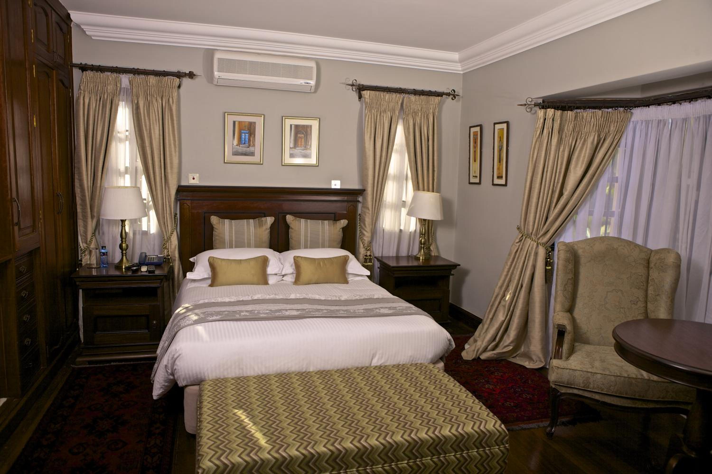 Deluxe Queen Suite