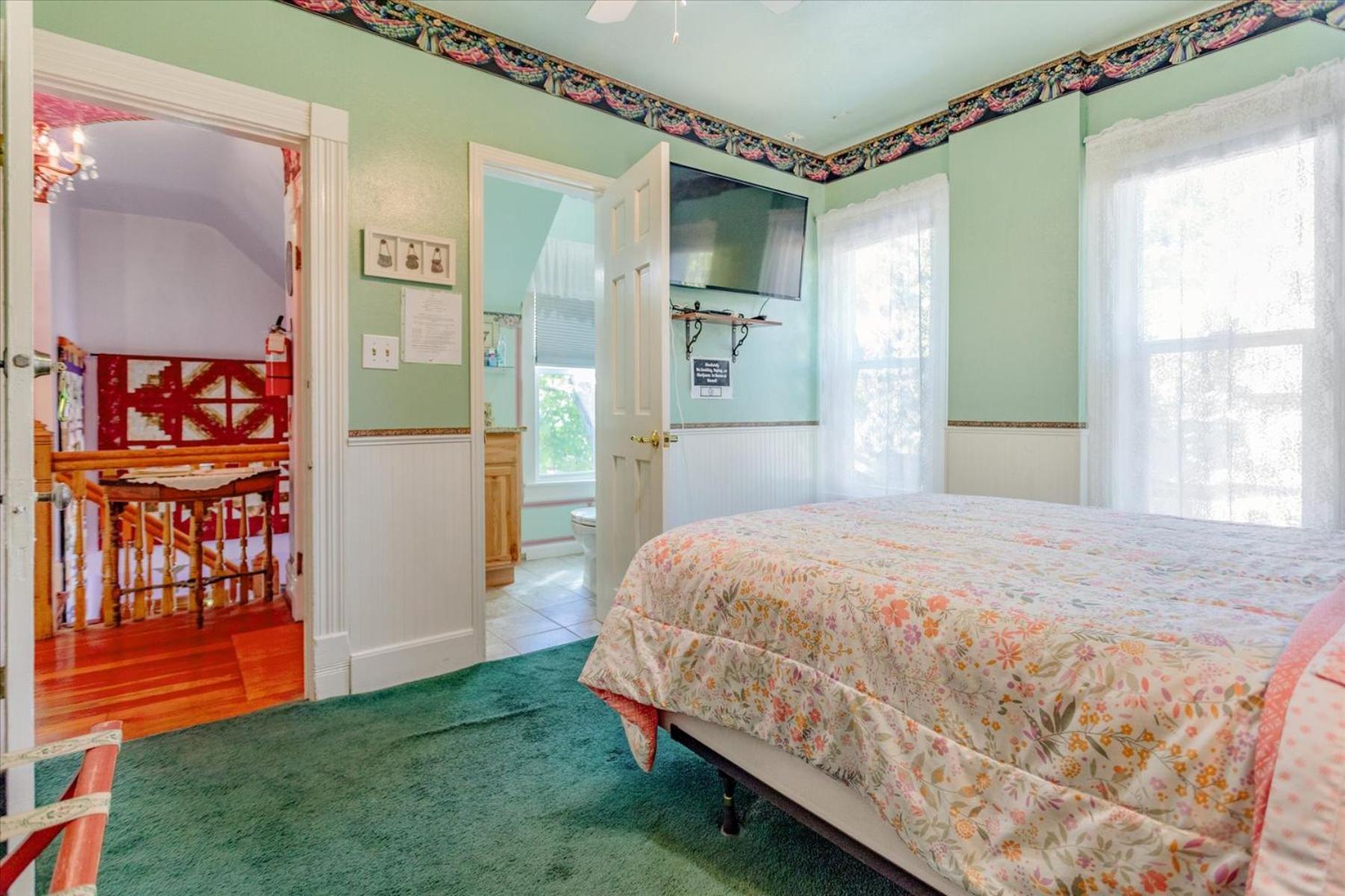 Queen Room photo 2
