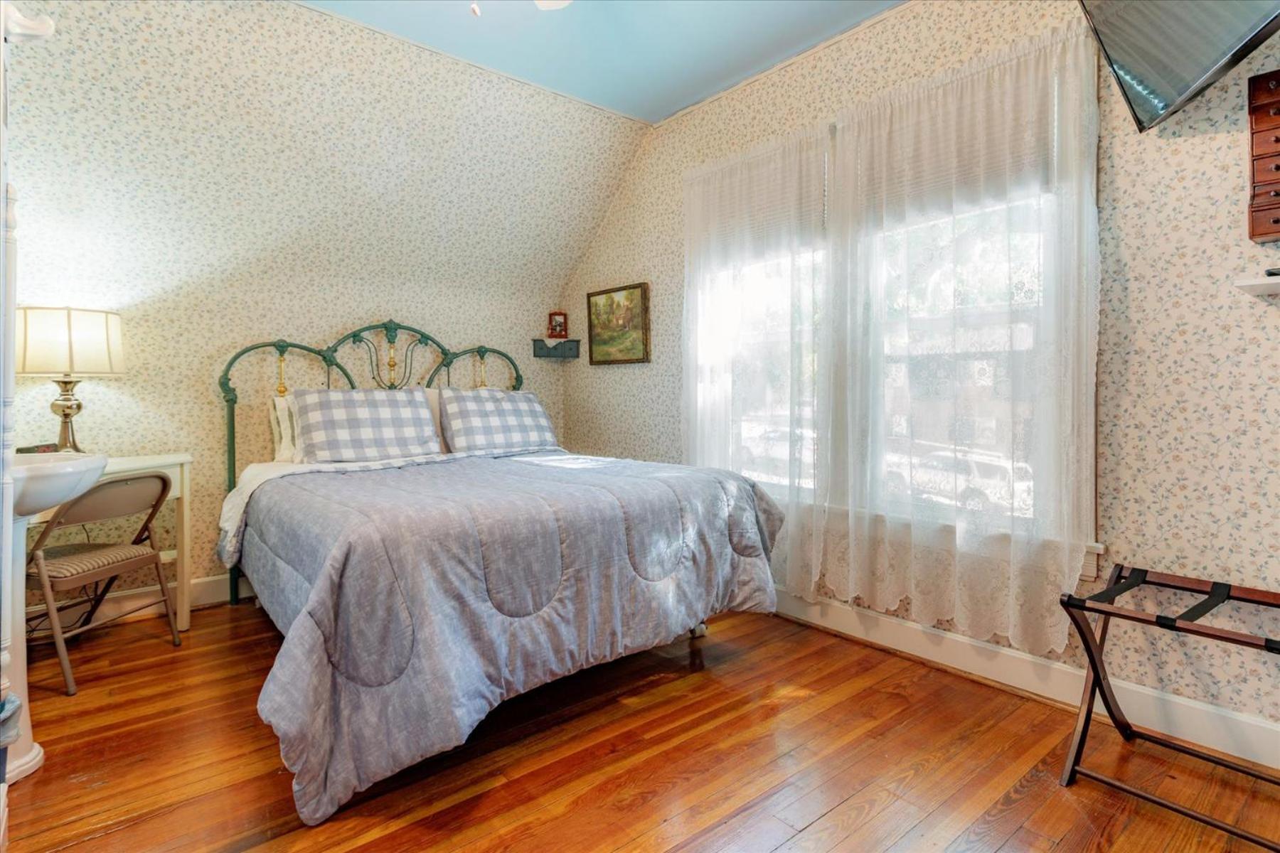 Queen Room photo 3