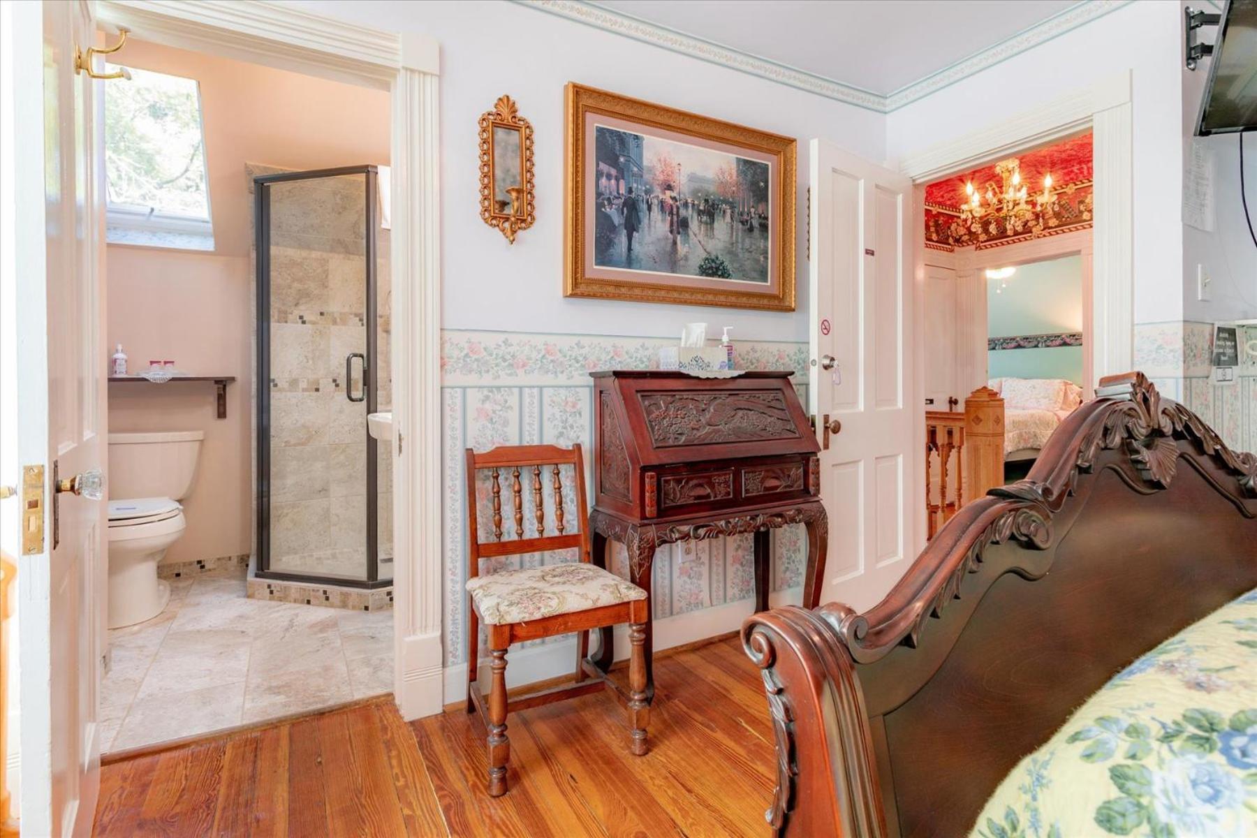 Queen Room photo 3