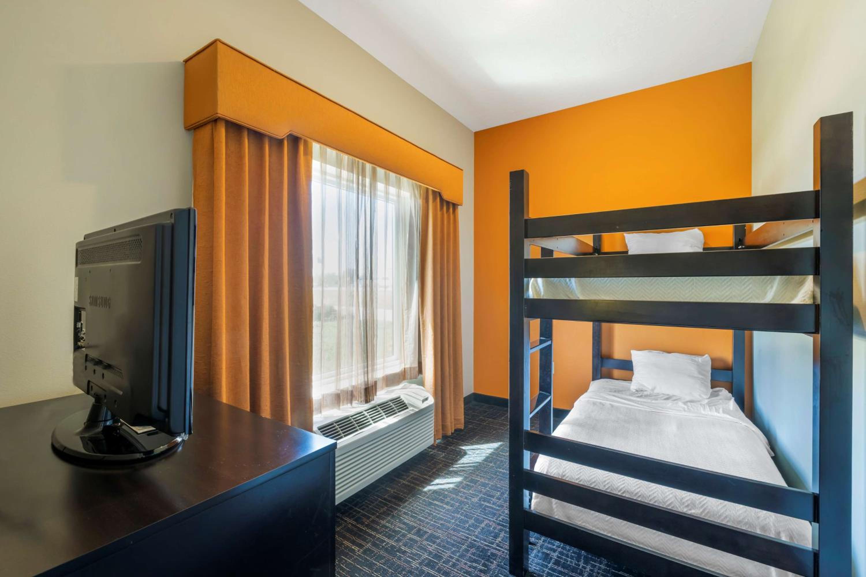 Queen Room with Two Queen Beds and Bunk Beds - Non-Smoking photo 3