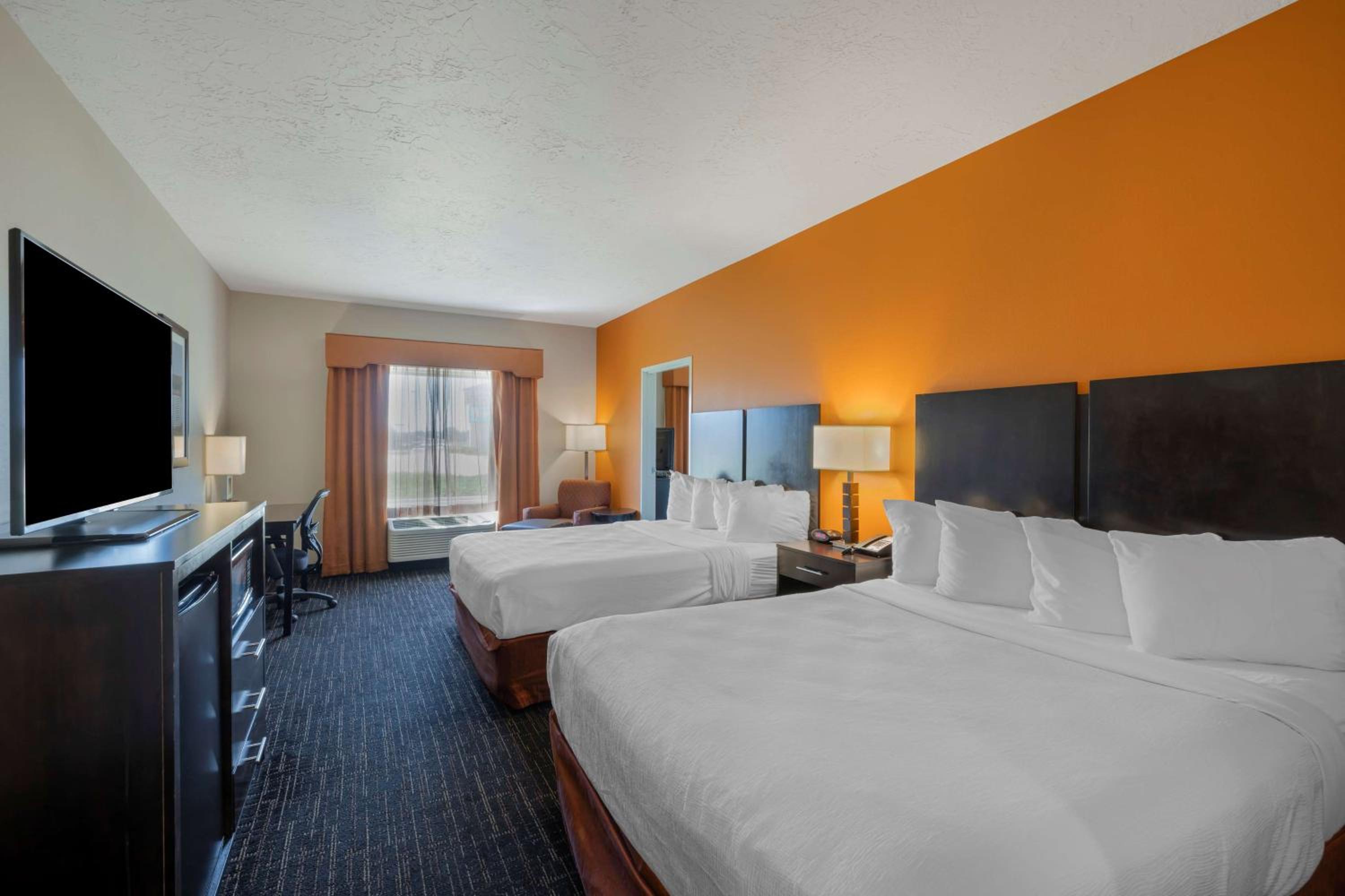Queen Room with Two Queen Beds and Bunk Beds - Non-Smoking photo 2