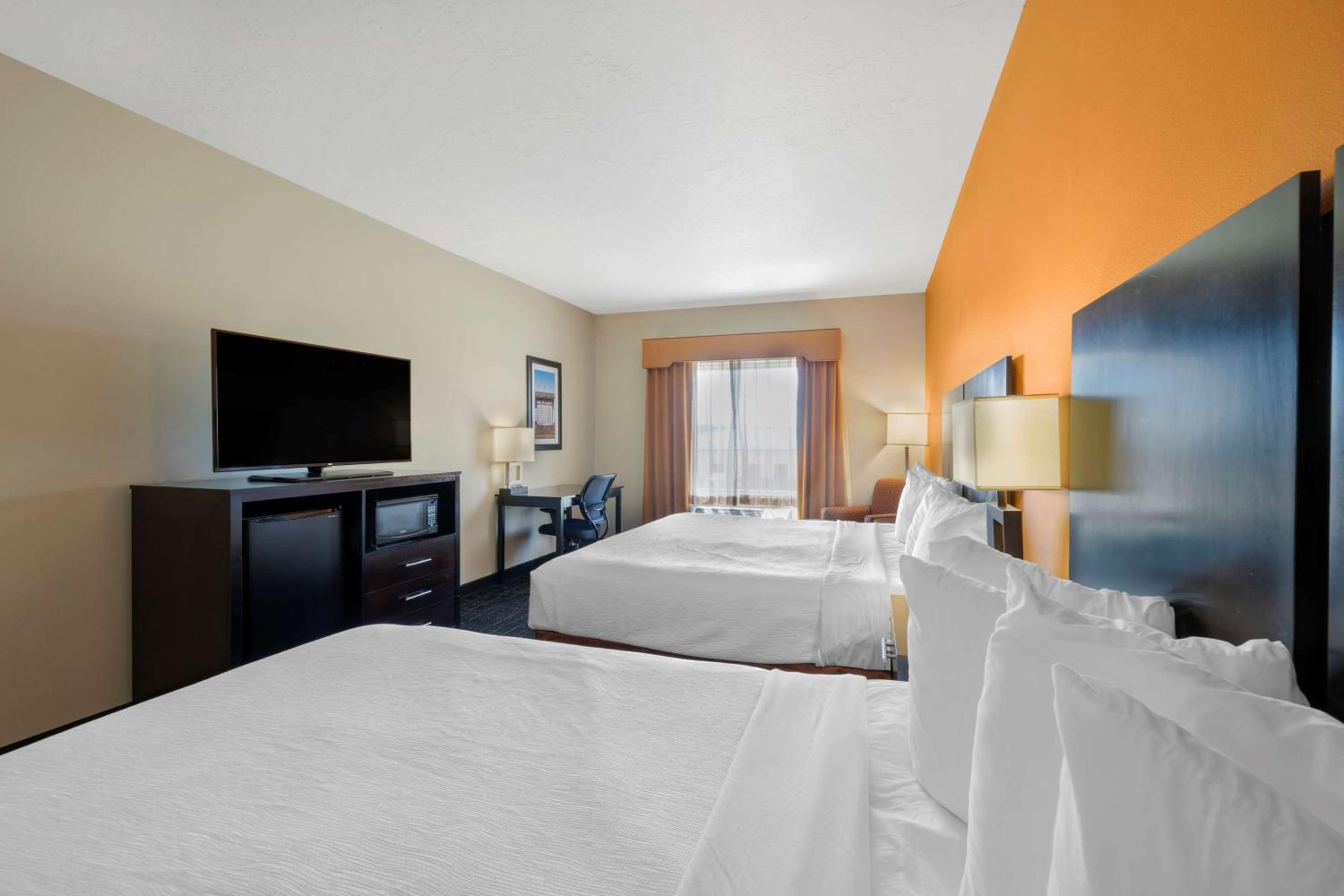 Deluxe Queen Room with Two Queen Beds photo 1