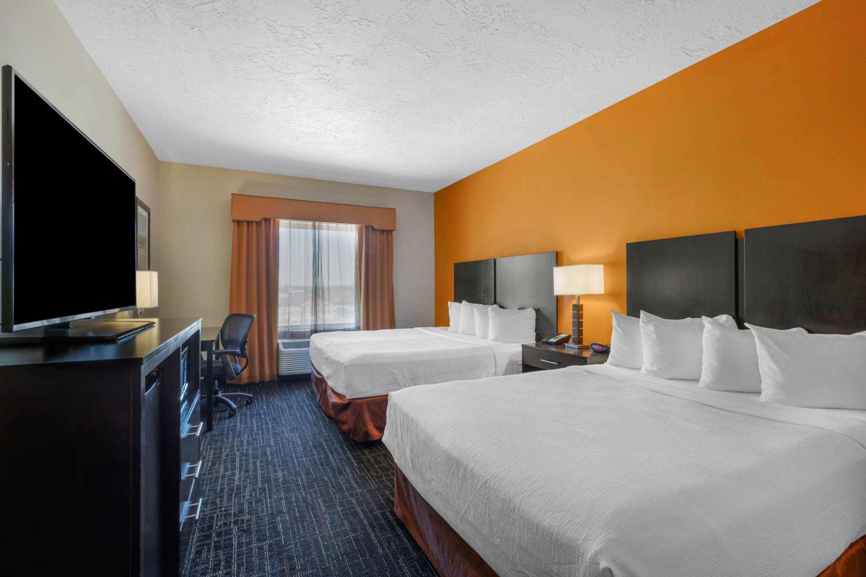 King Suite with One King Bed and One Queen Bed - Non-Smoking photo 1