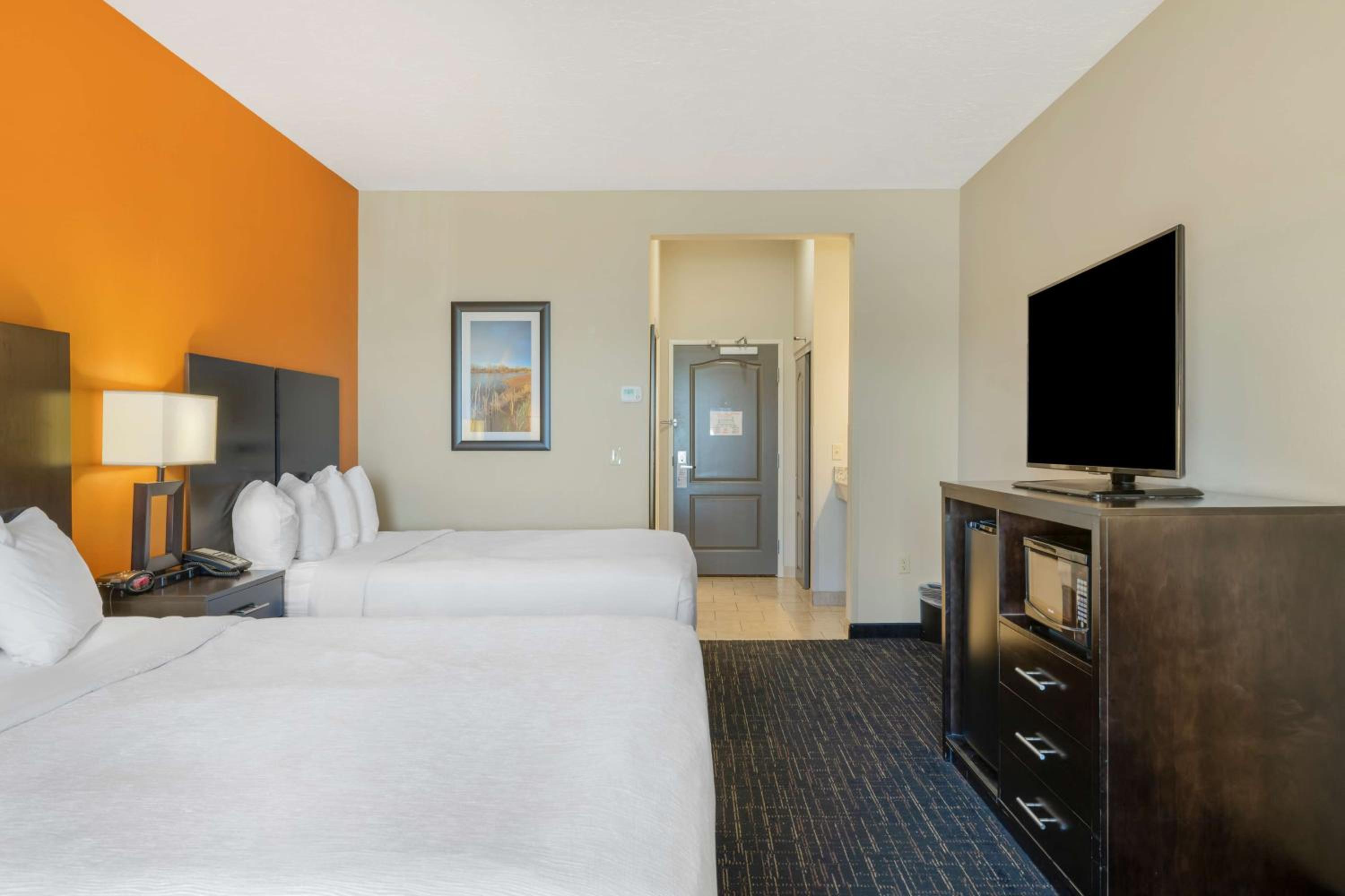 Deluxe Queen Room with Two Queen Beds photo 2