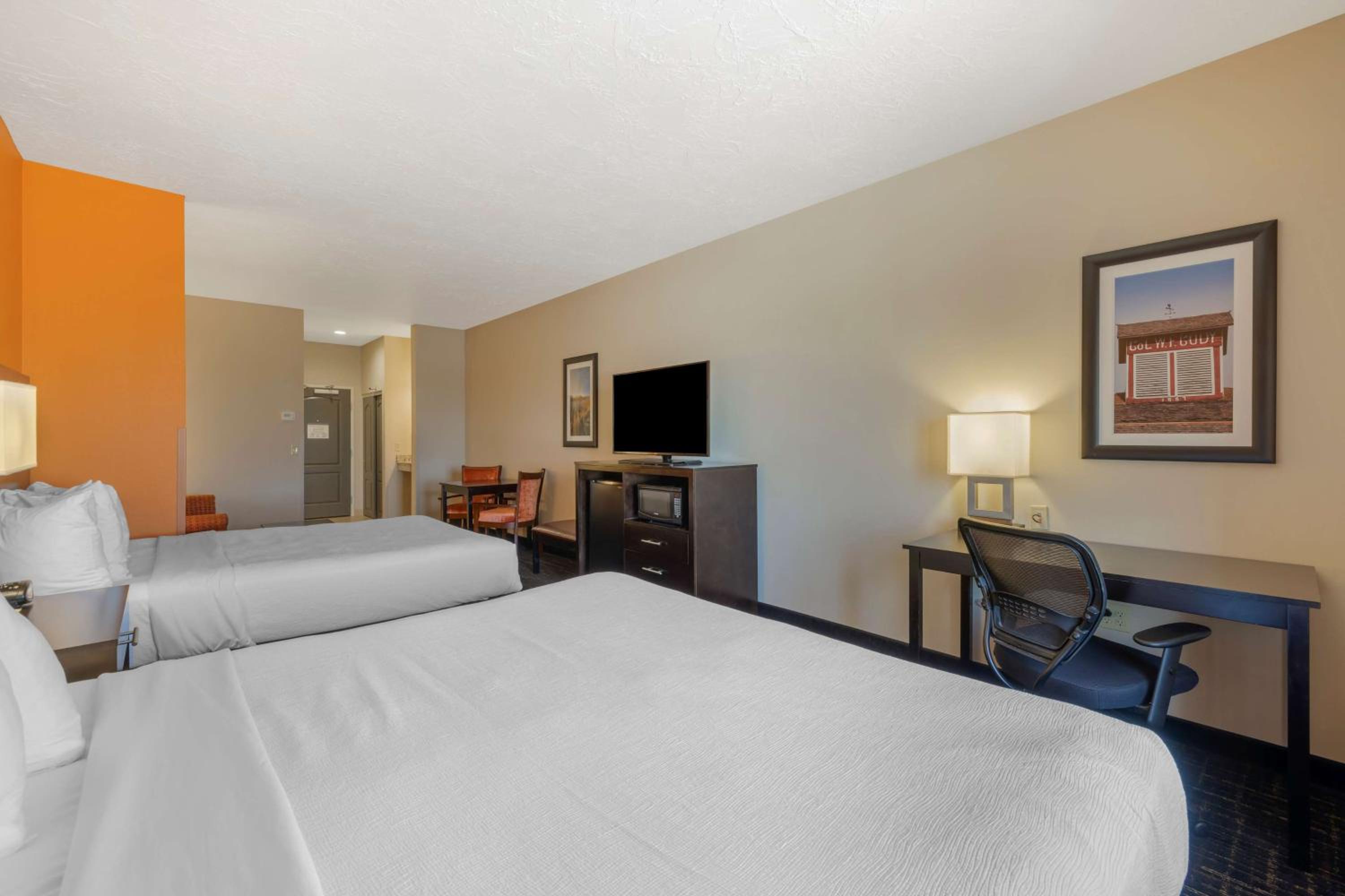 King Suite with One King Bed and One Queen Bed - Non-Smoking photo 2