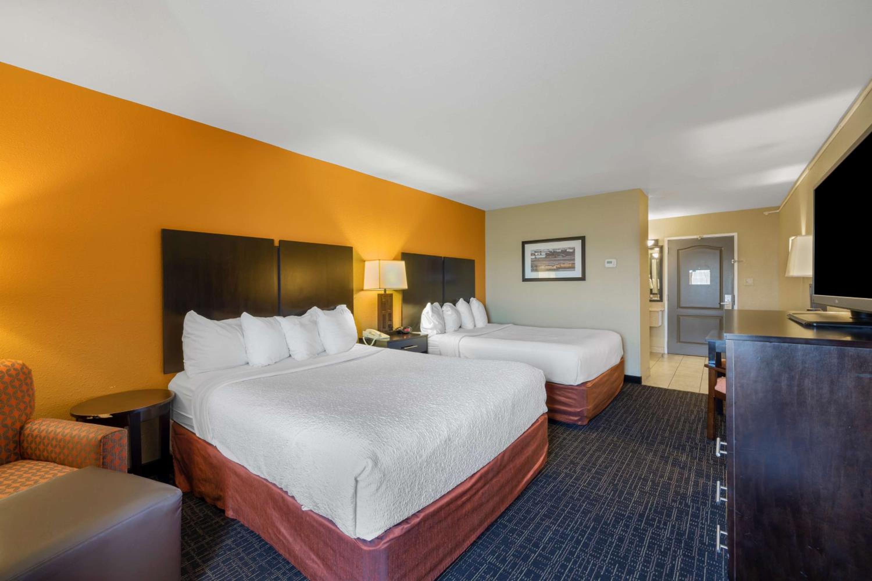 King Room with Queen Bed - Non-Smoking photo 1