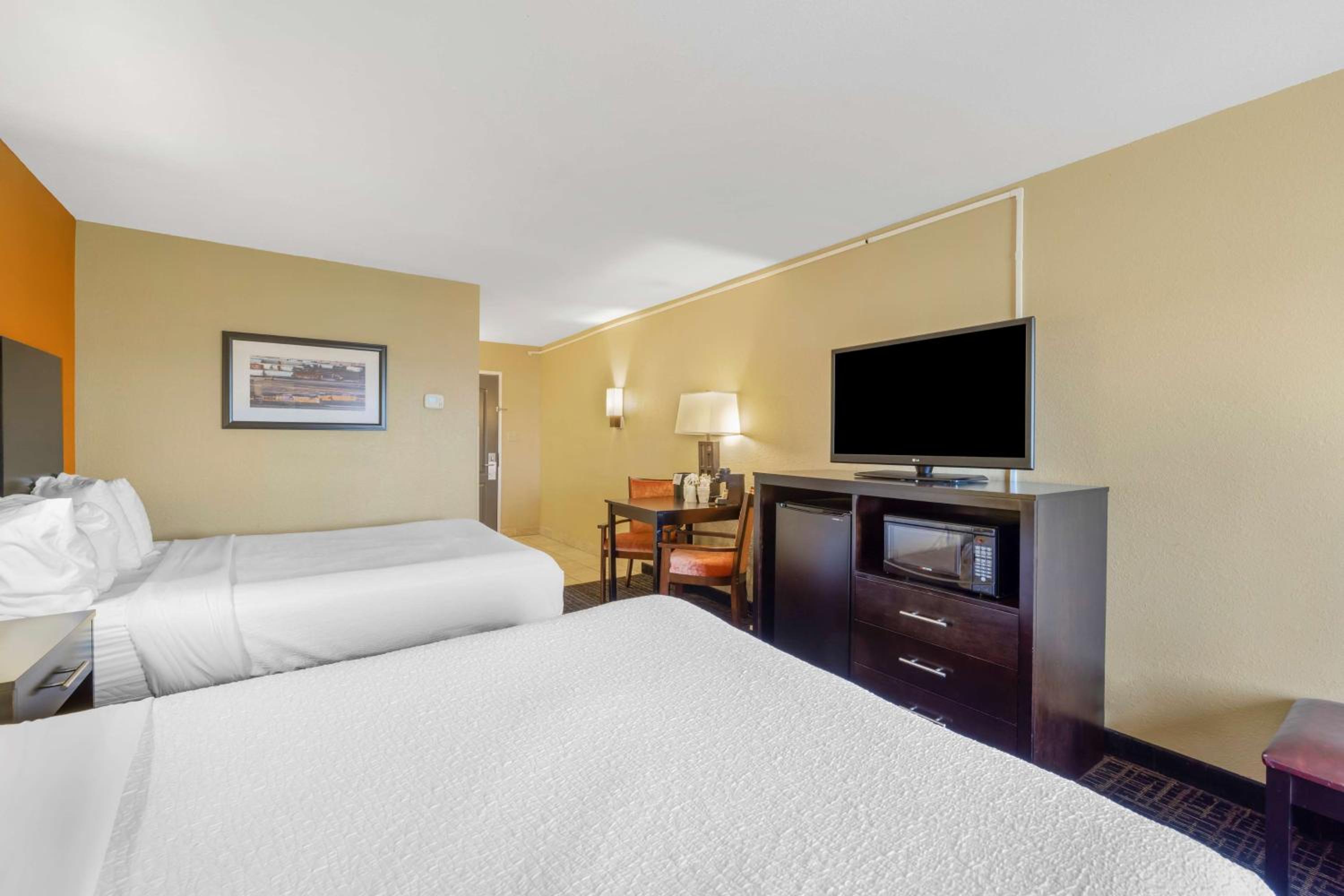 King Room with Queen Bed - Non-Smoking photo 3