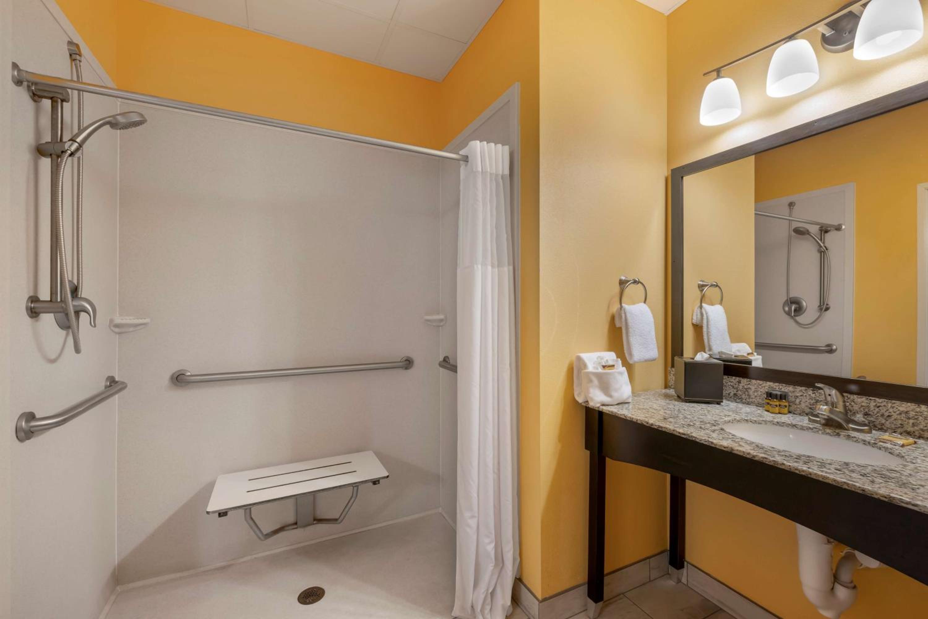 Queen Room with Two Queen Beds and Roll-In Shower - Disability Access/Non-Smoking photo 3