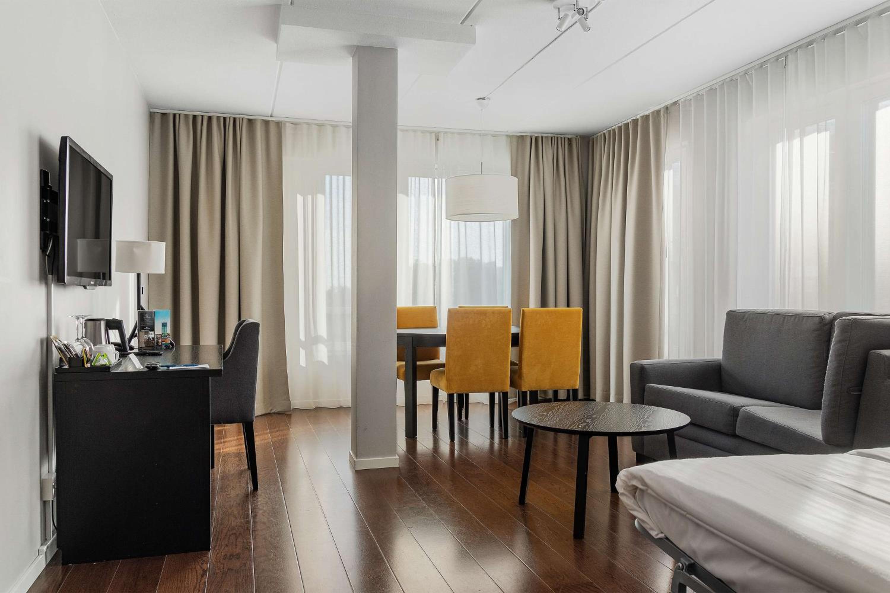 Junior Suite with Two Single Beds and Sofa Bed - Non-Smoking - Photo 8