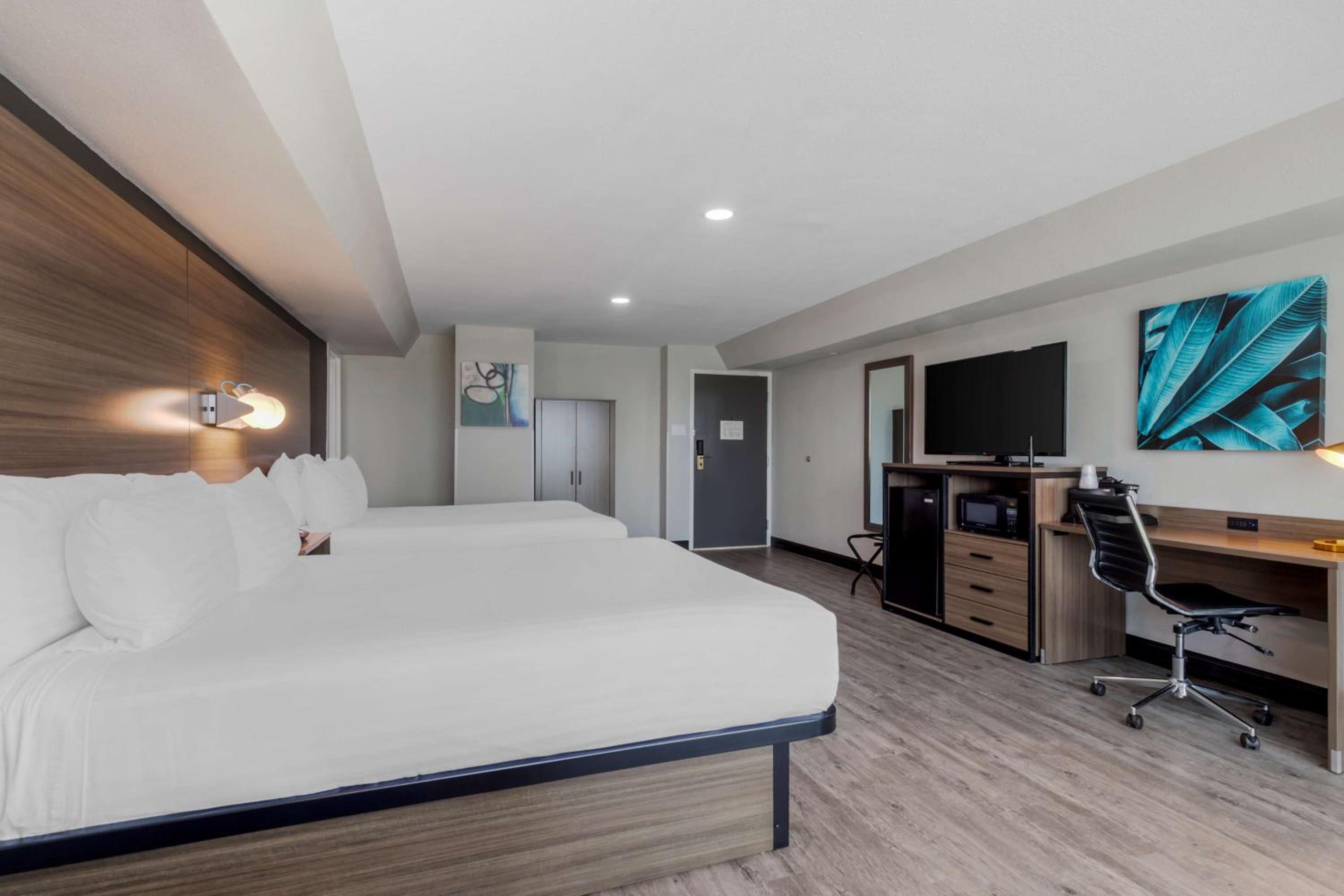 Large Queen Room with Two Queen Beds - Non-Smoking - Photo 4