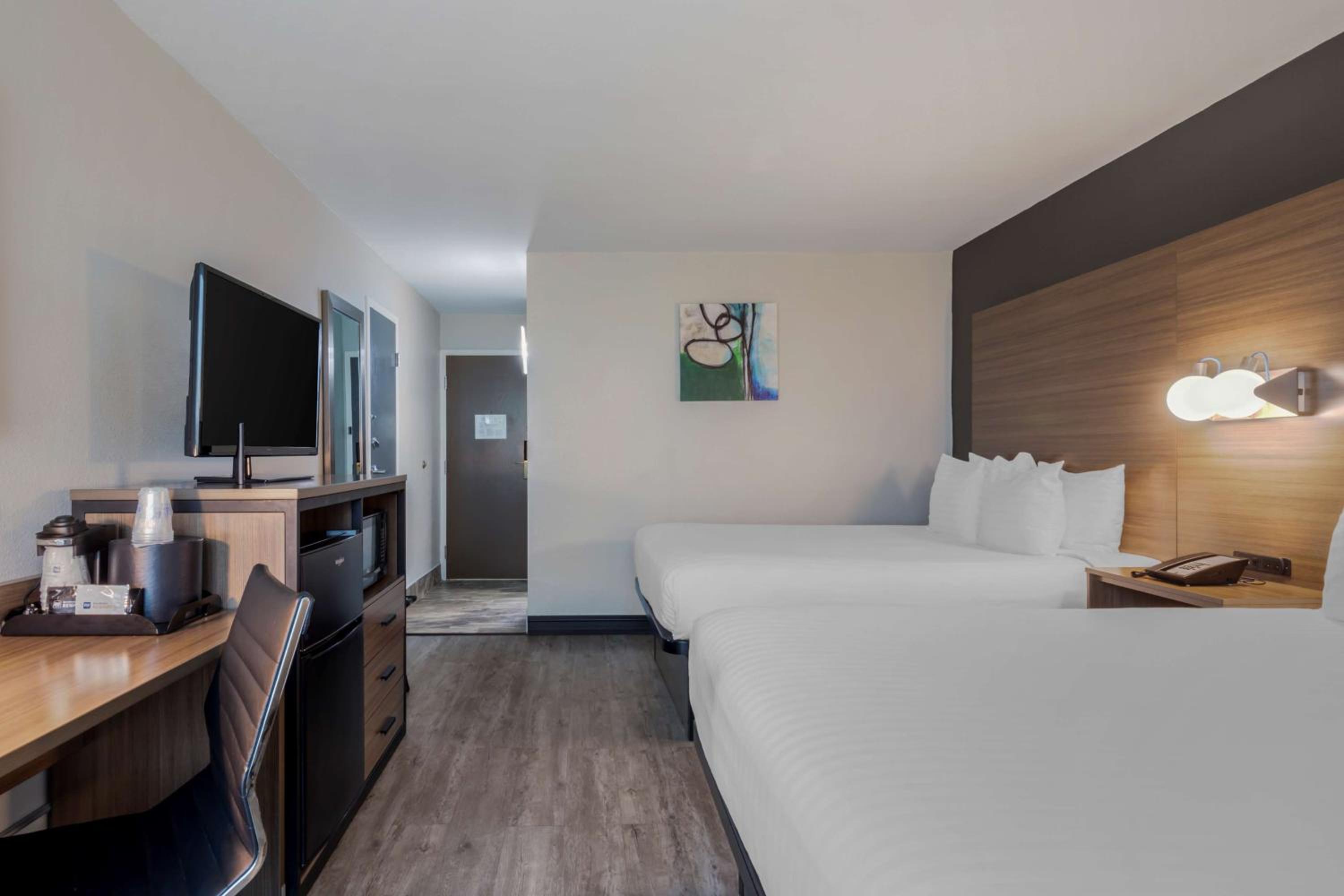 Queen Room with Two Queen Beds - Disability Access/Non-Smoking - Photo 2