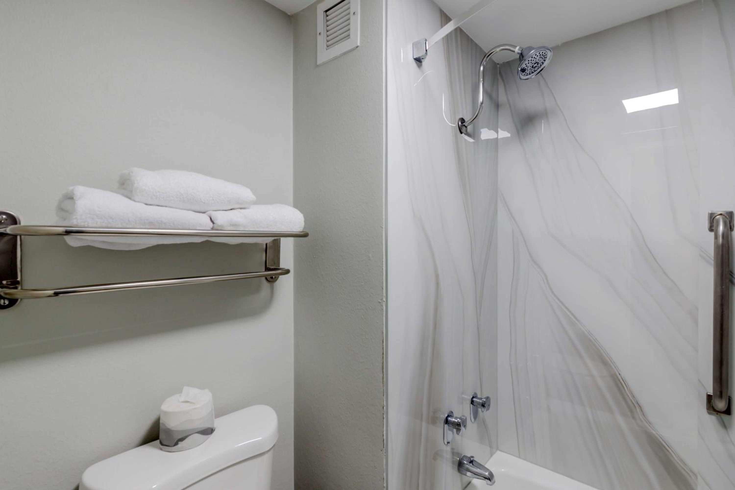 Queen Room with Two Queen Beds - Disability Access/Non-Smoking - Photo 4