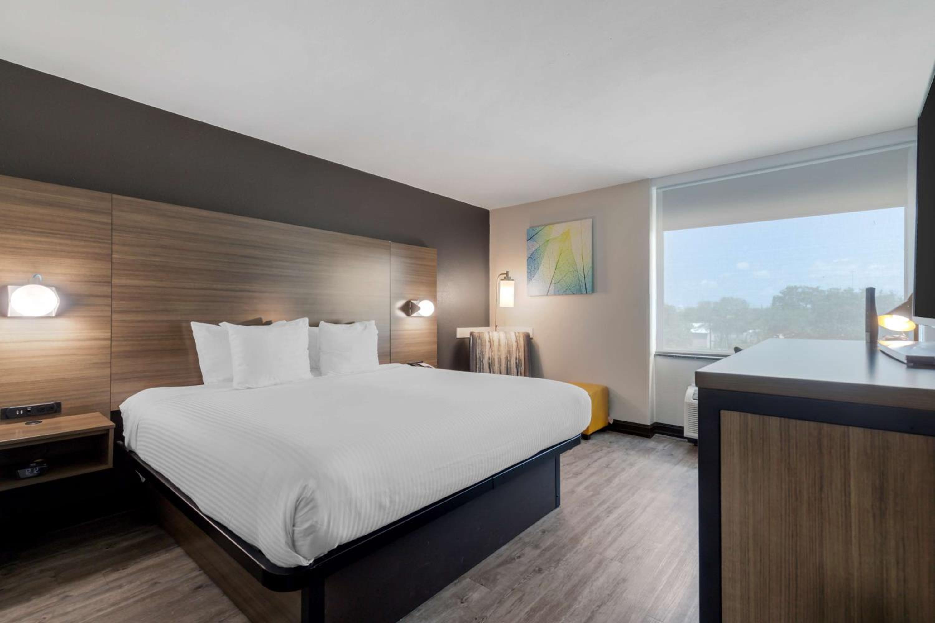 King Room - Non-Smoking - Photo 1