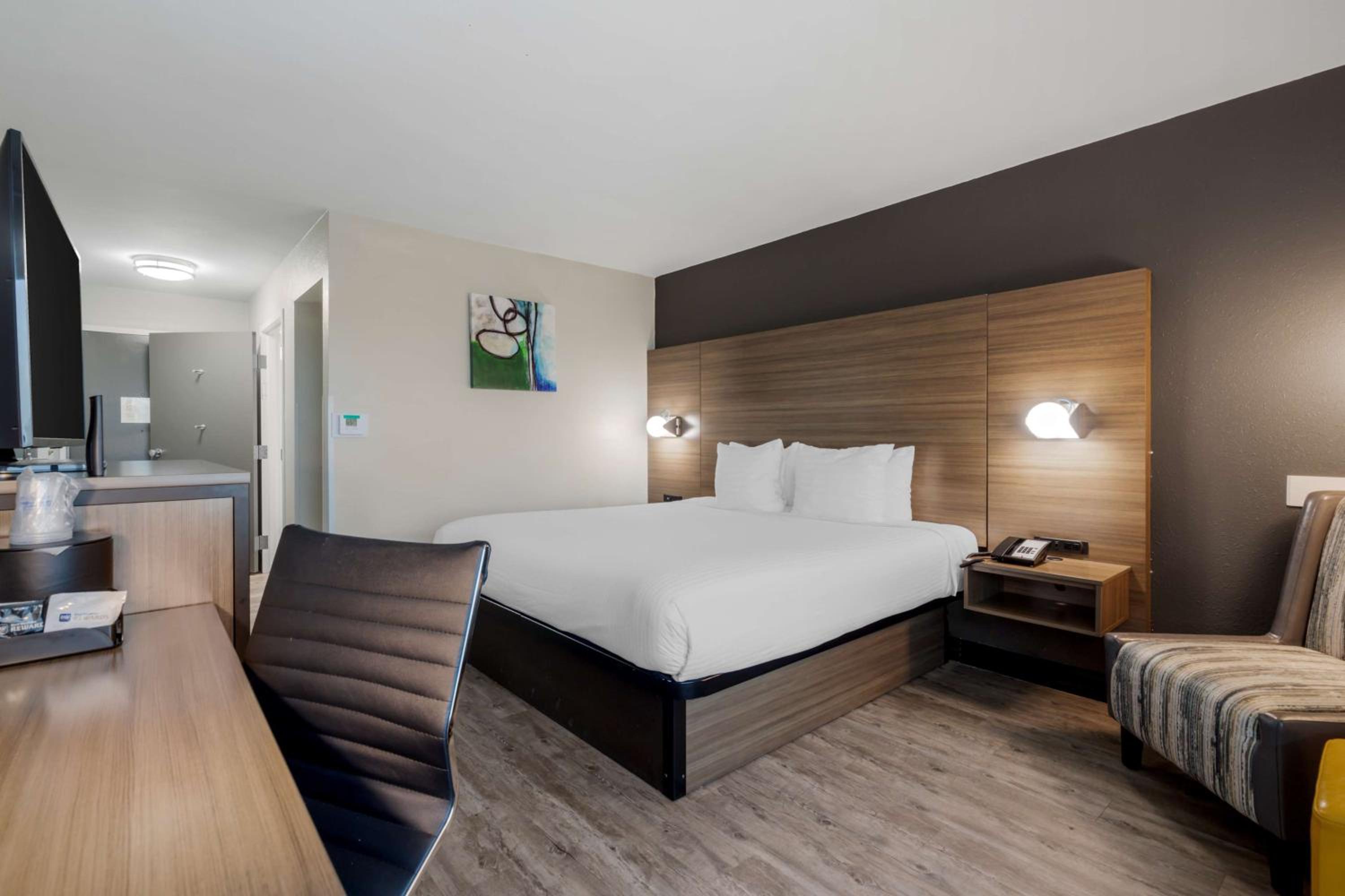 King Room - Non-Smoking - Photo 2