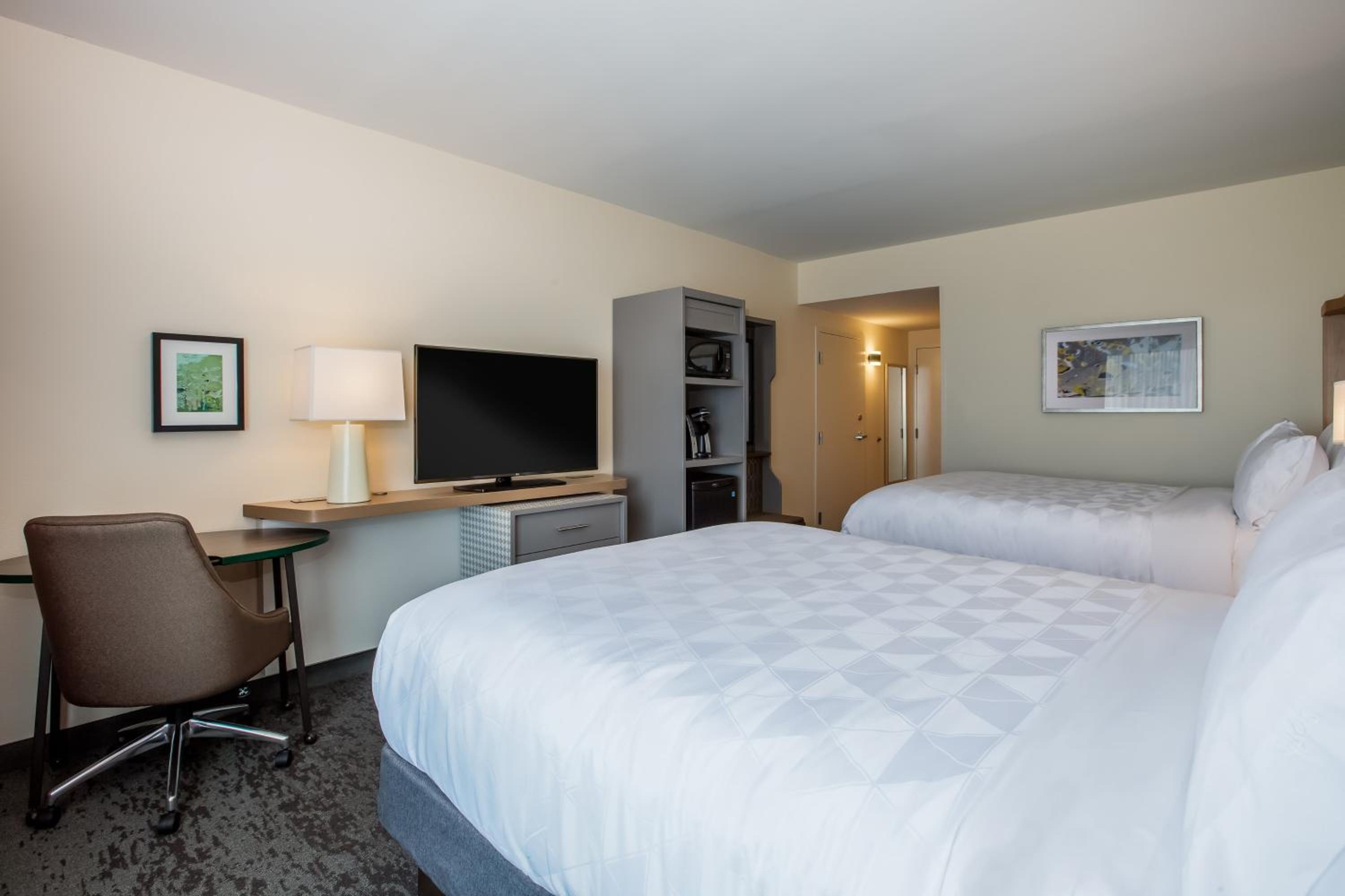 Standard Room with Two Queen Beds - Photo 6