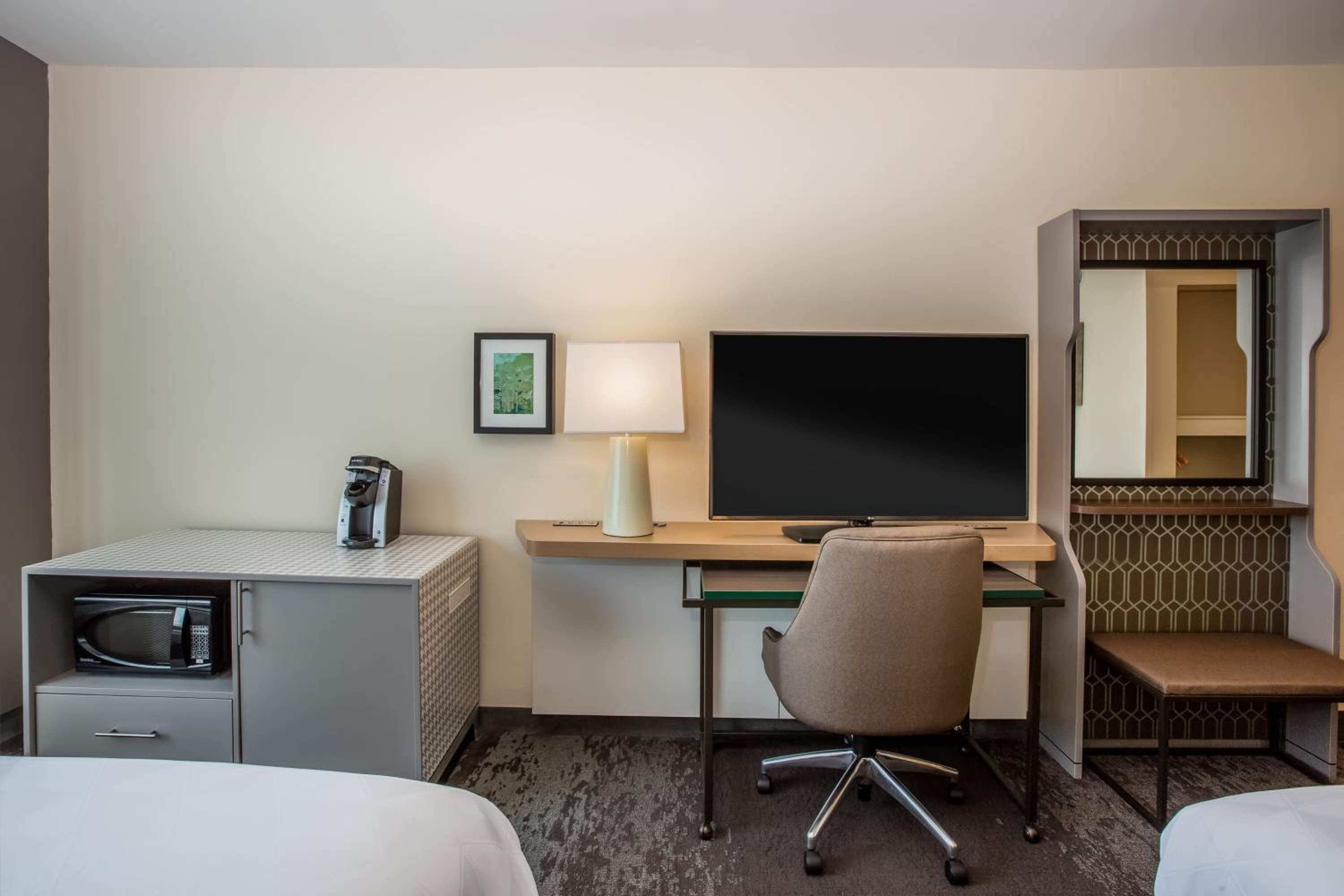 Standard Room with Two Queen Beds - Communications Accessible Tub - Photo 3