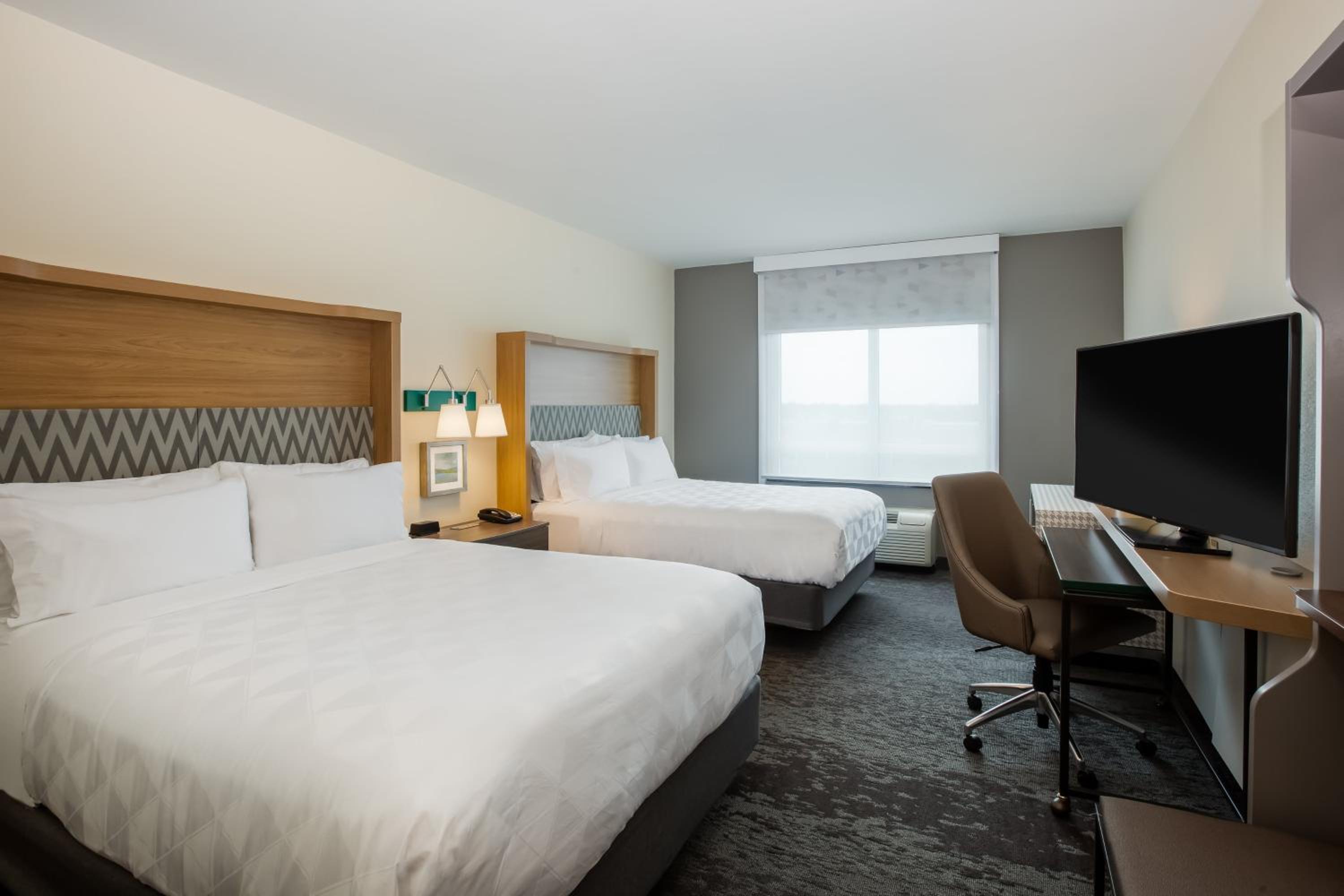 Standard Room with Two Queen Beds - Communications Accessible Tub - Photo 2