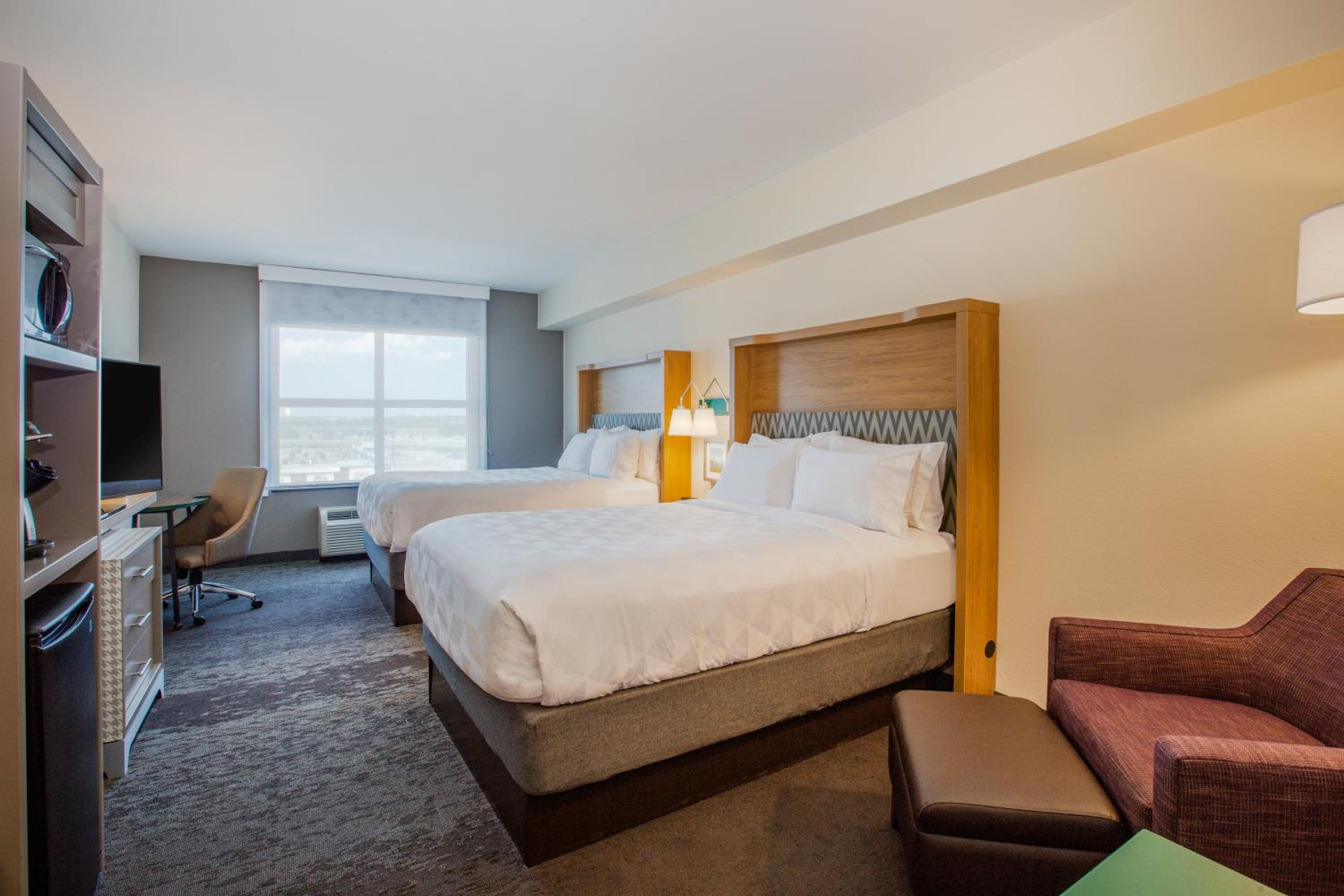 Standard Room with Two Queen Beds - Photo 3