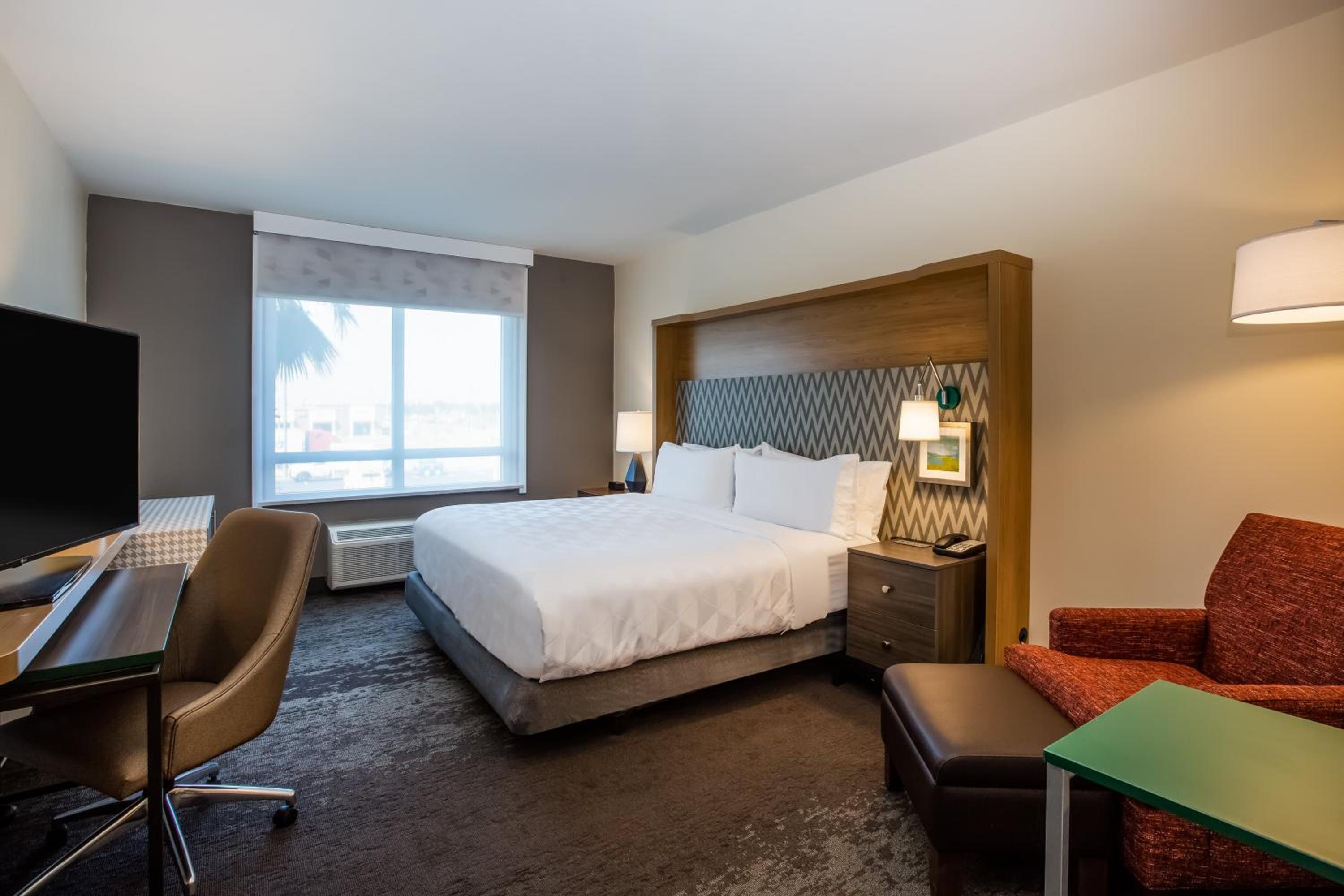 King Room - Hearing Accessible - Roll-in Shower