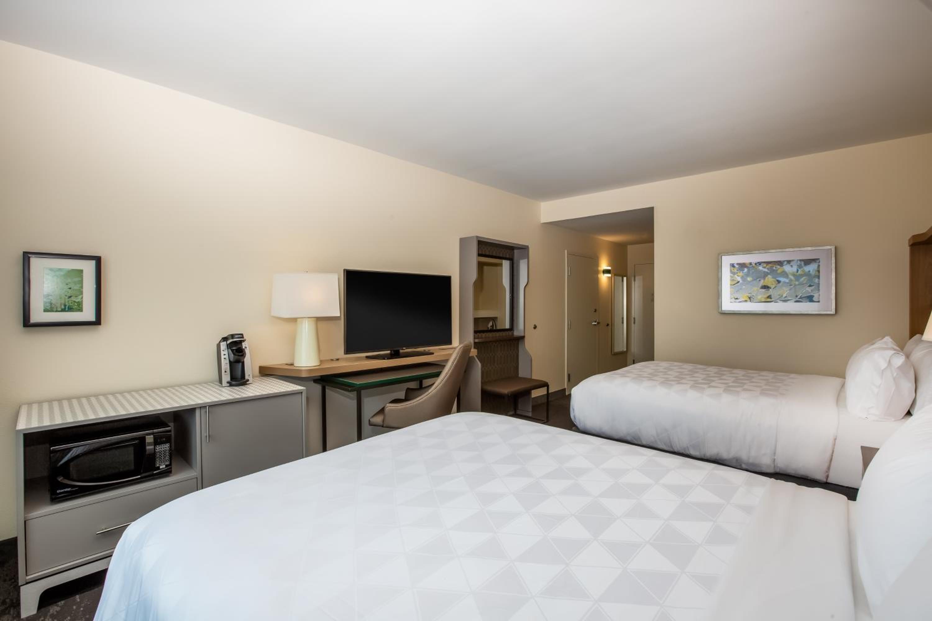 Standard Room with Two Queen Beds - Communications Accessible Tub - Photo 1
