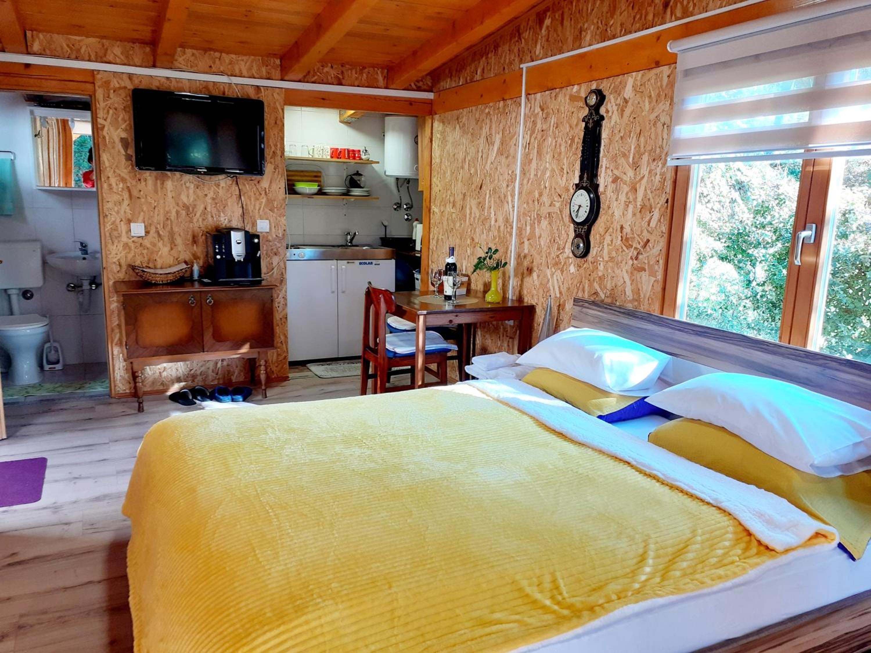 One-Bedroom Mobile Home photo 3