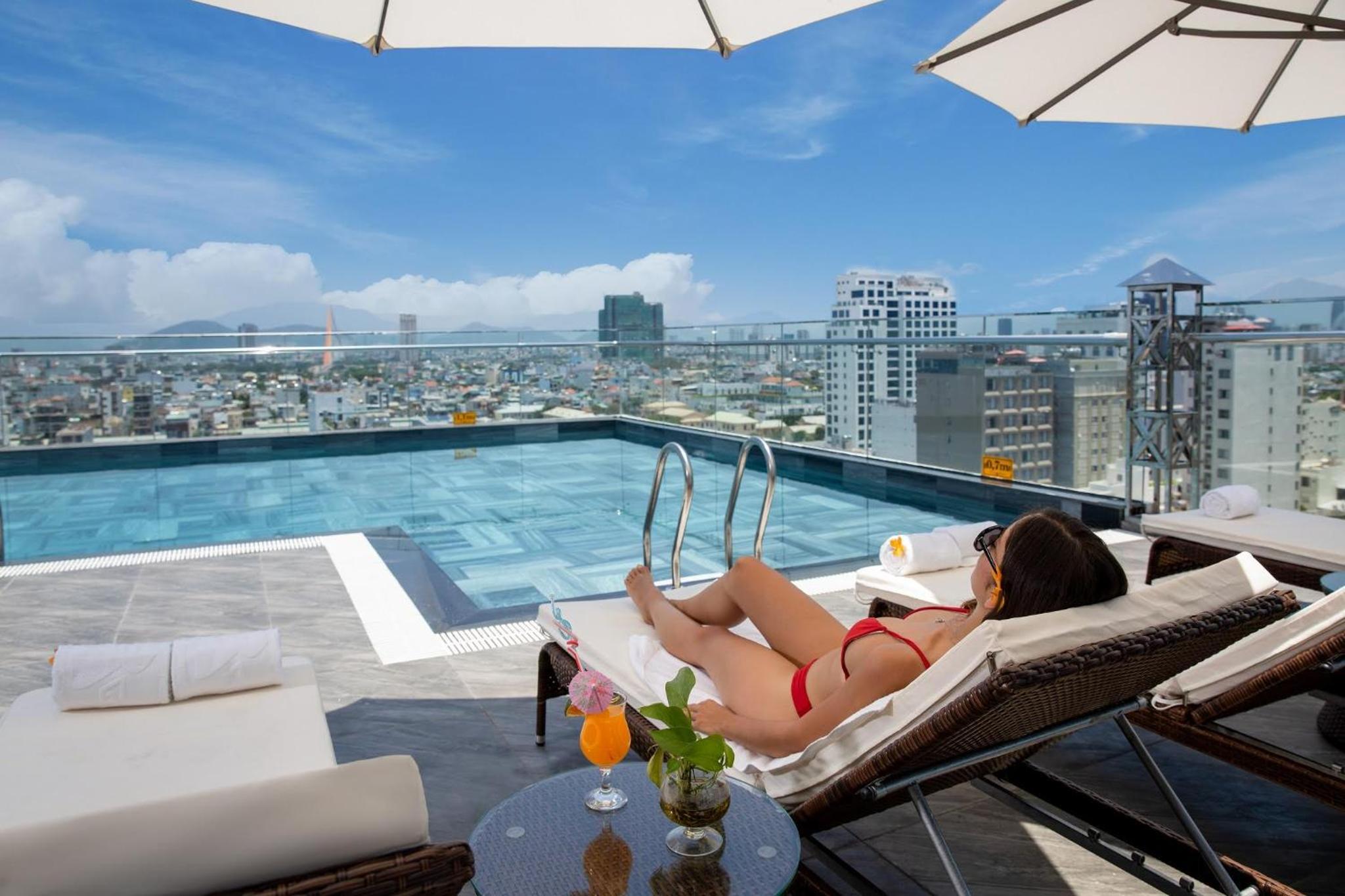 Deluxe Twin Room with Bathtub and City View - Photo 12