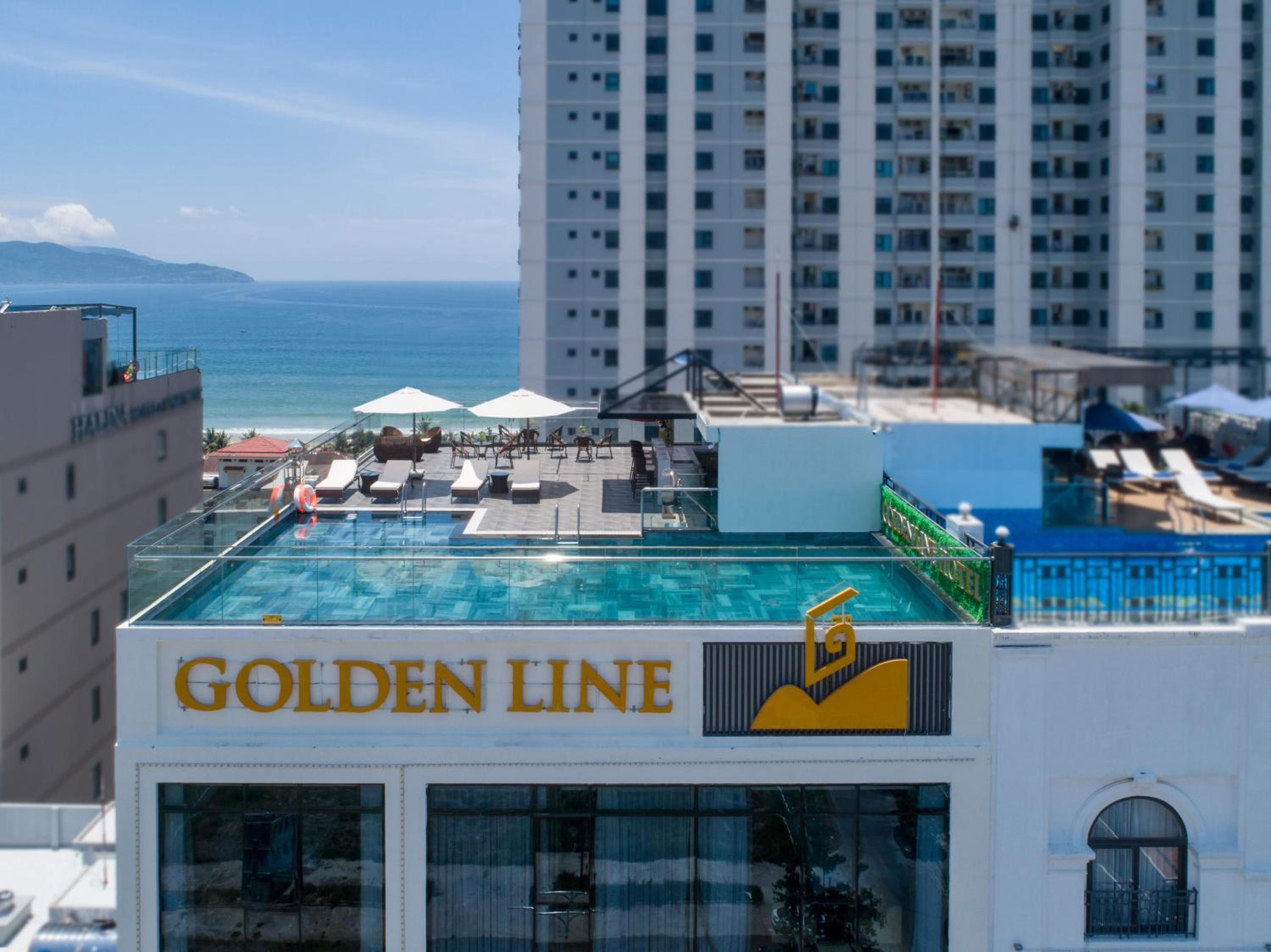 Deluxe Twin Room with Bathtub and City View - Photo 4