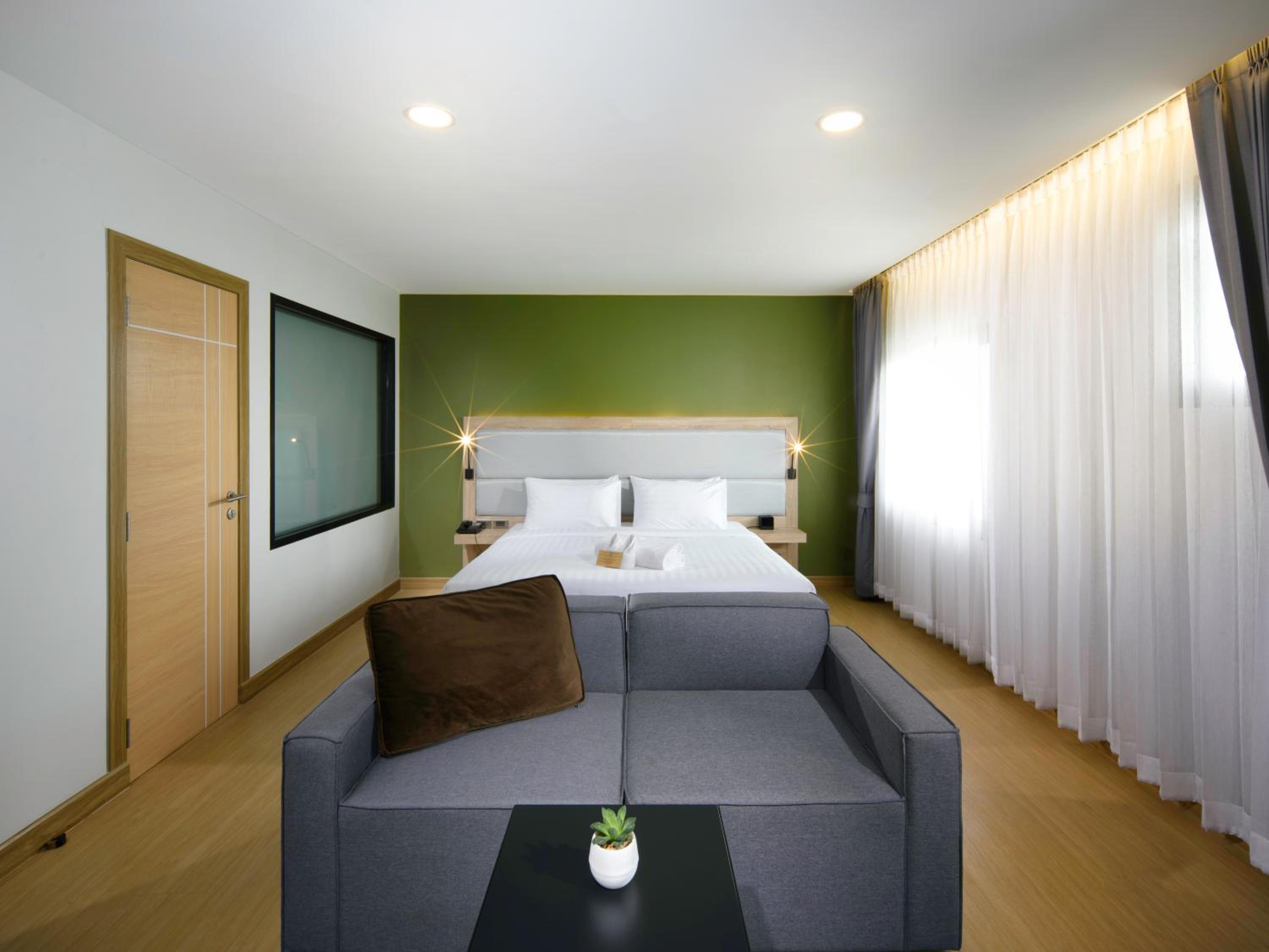 Deluxe King Room with Garden View - Photo 4