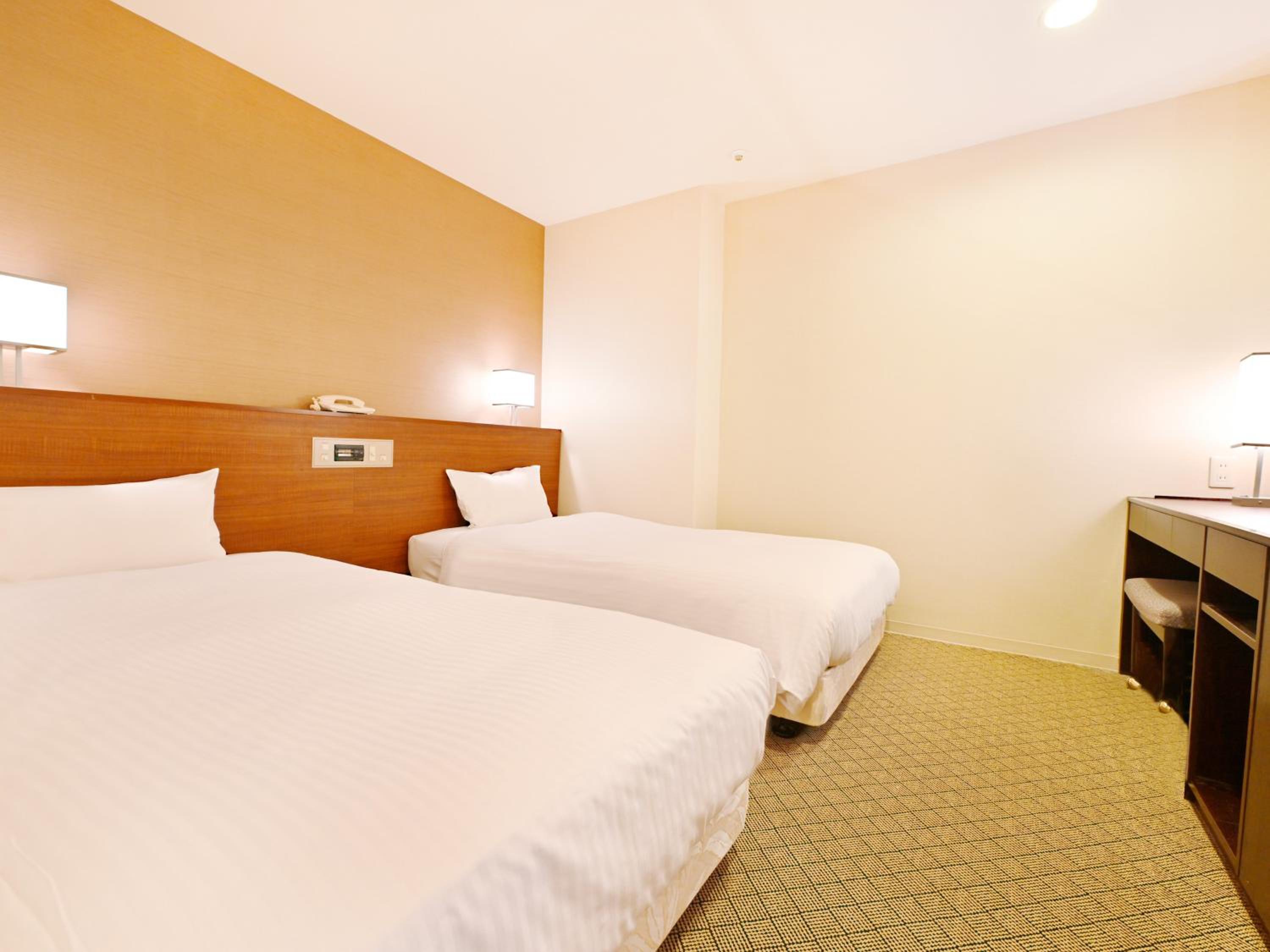 Twin Room with Extra Bed - Photo 4