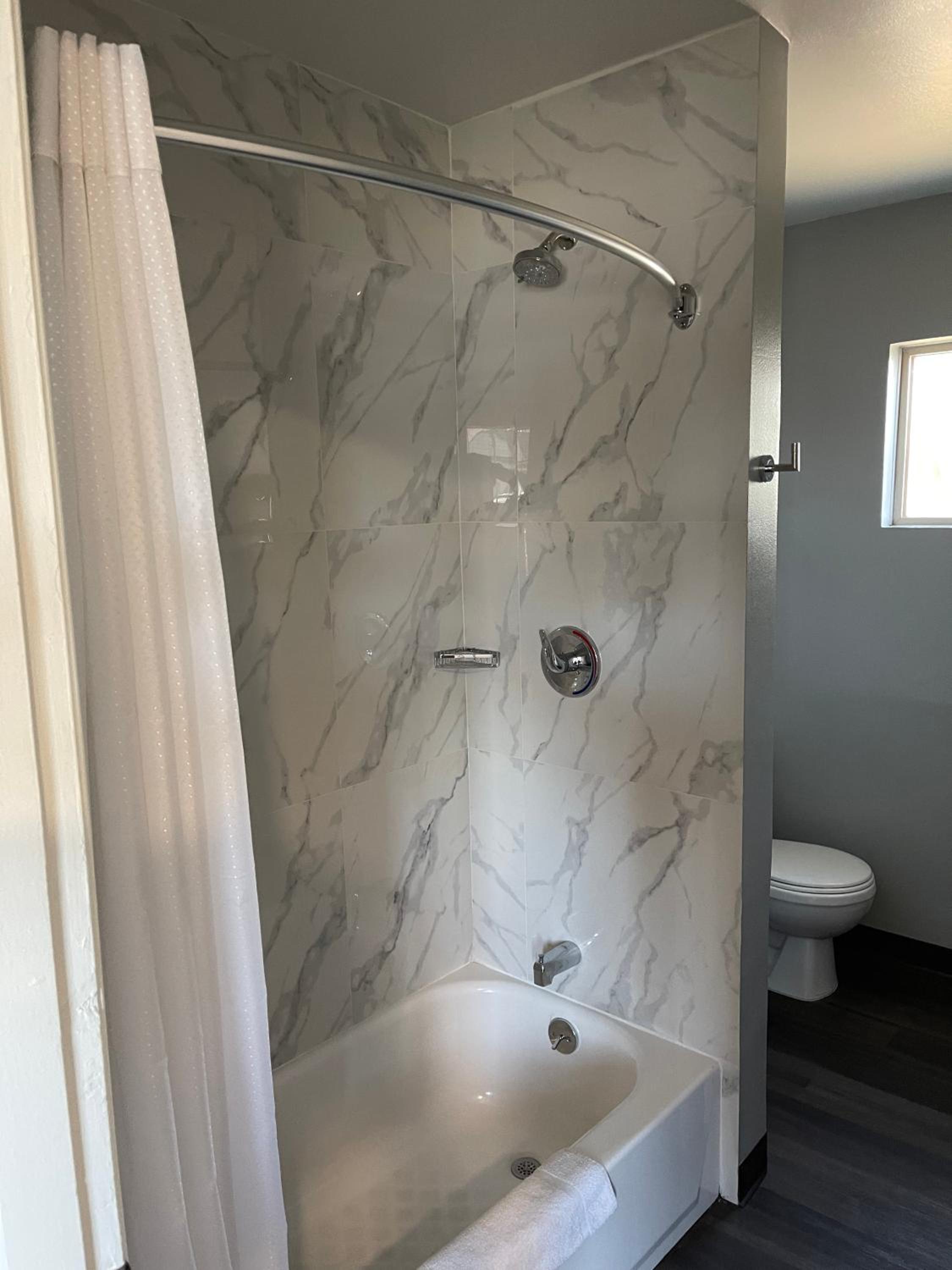 Double Room with Private Bathroom - Photo 7